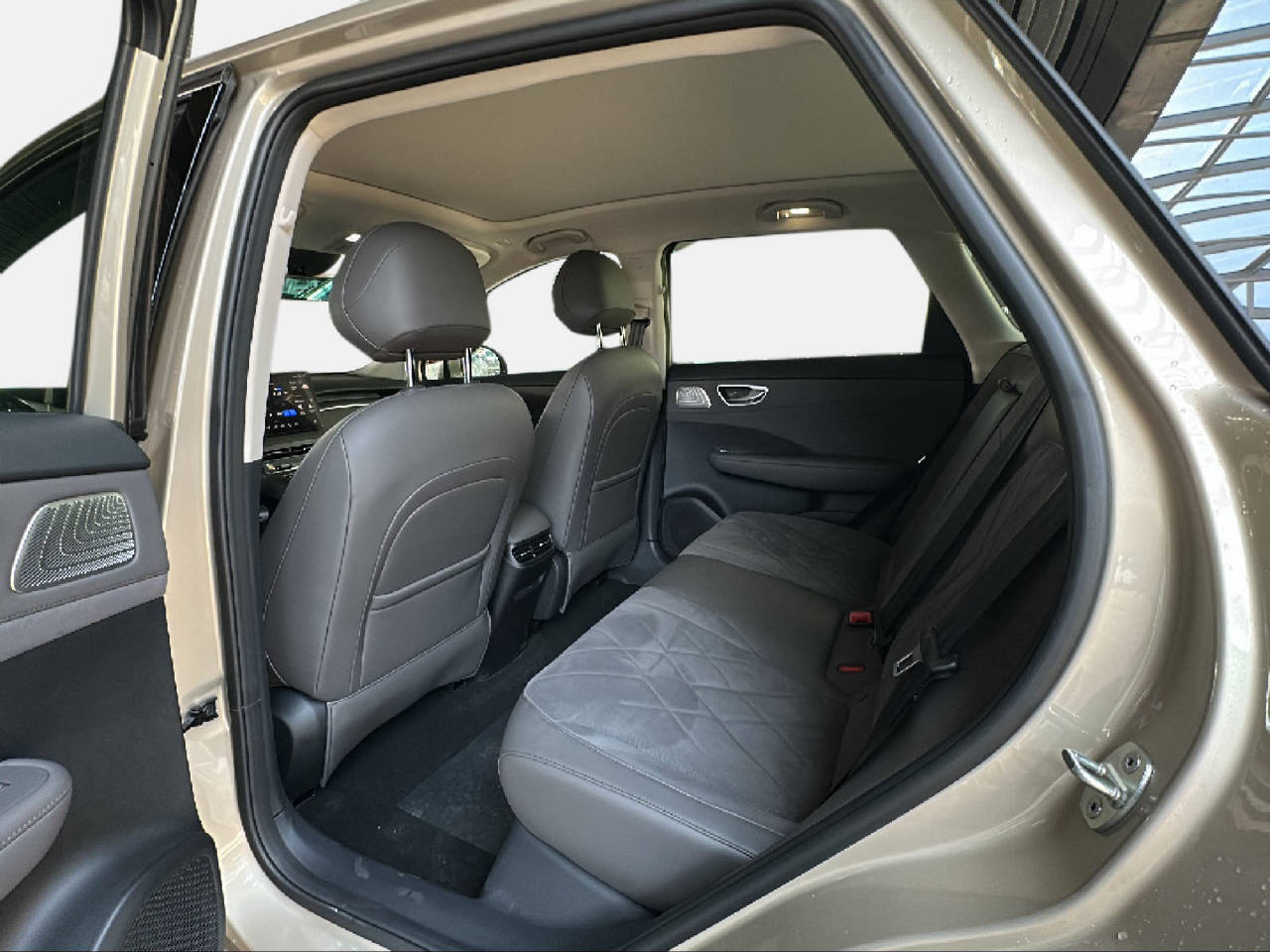 MG S6 EV 77 kWh Luxury 4WD-image-11