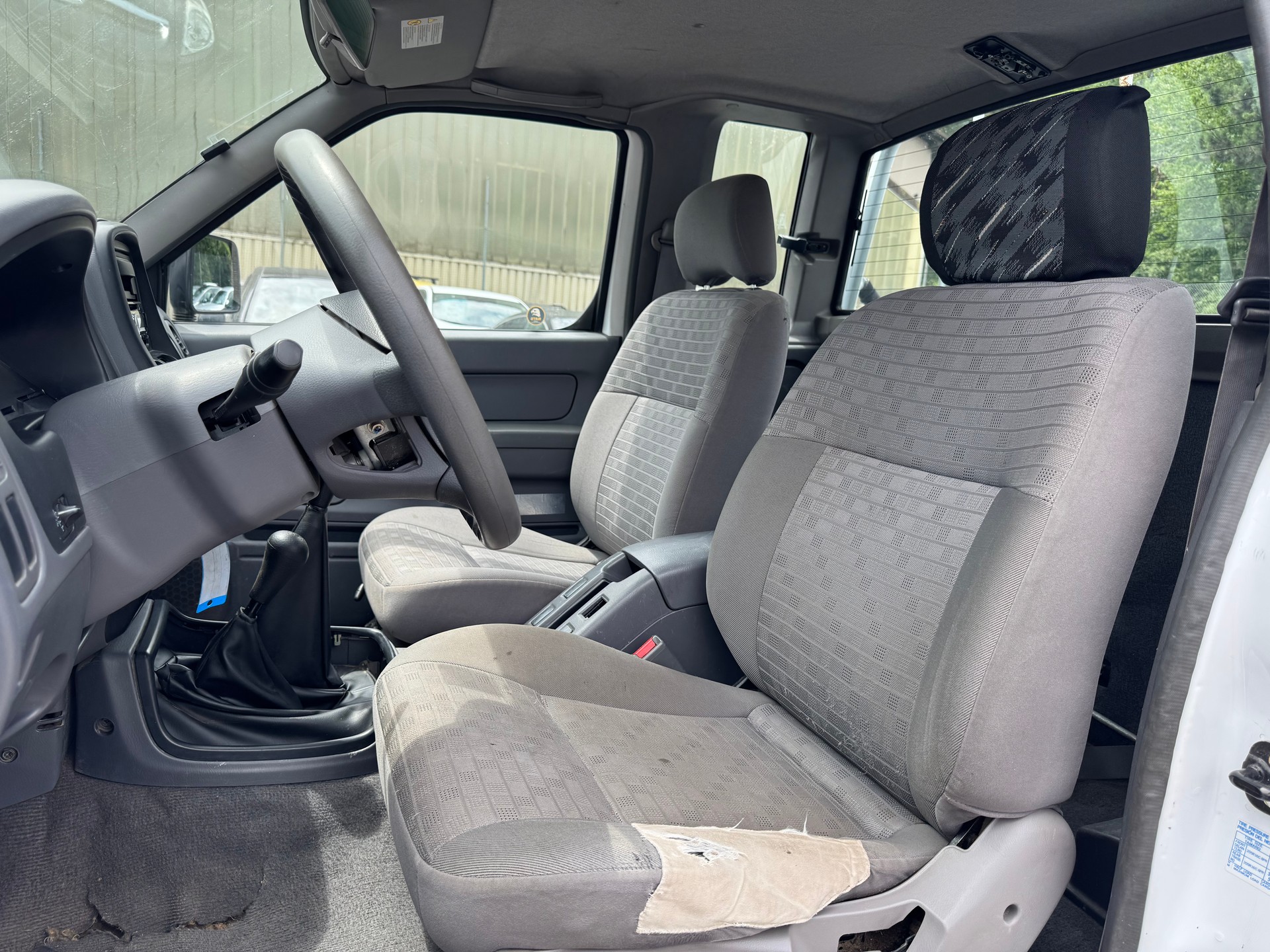 NISSAN King Cab 2.5 Di 4x4-image-9