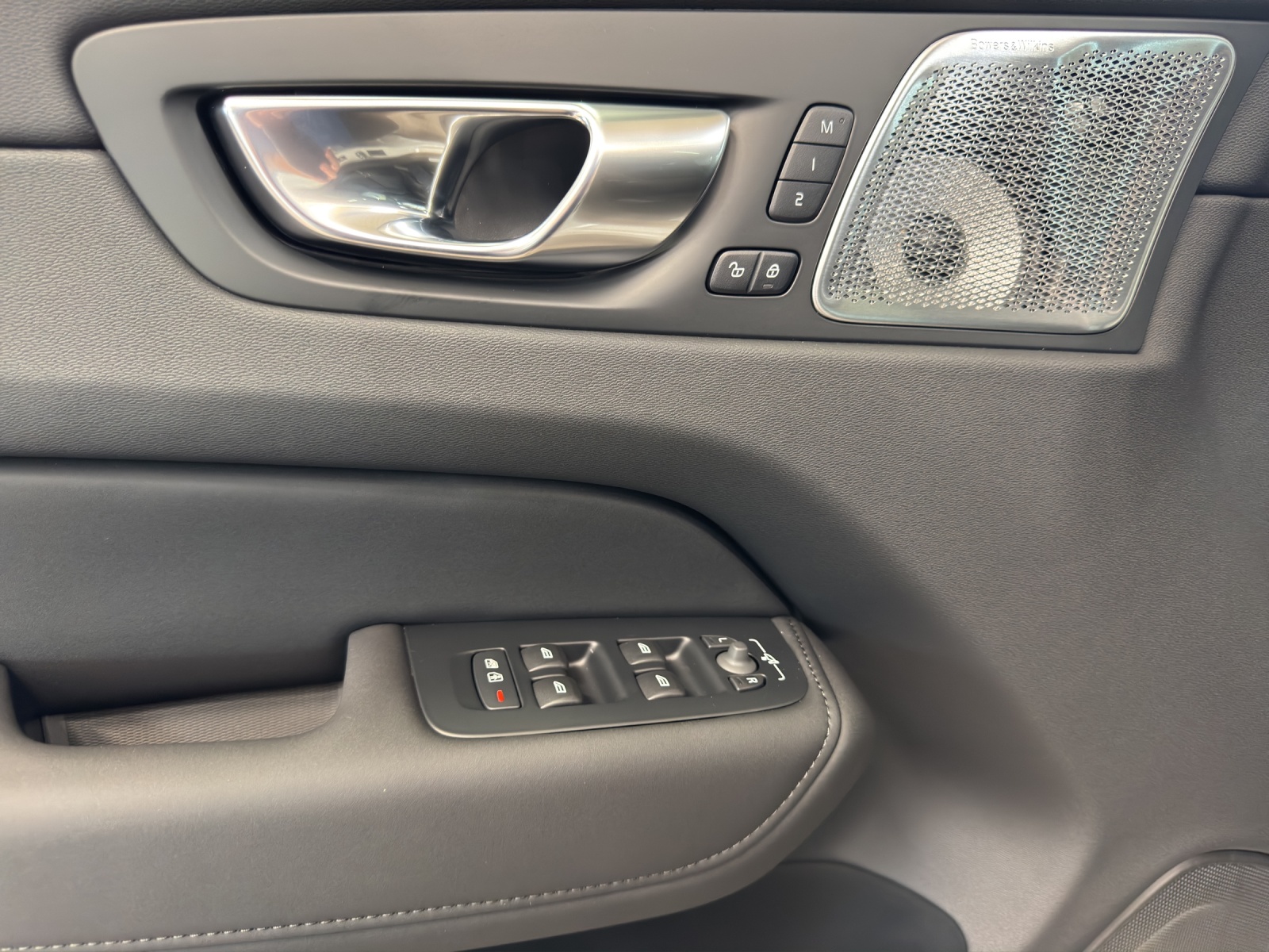 VOLVO XC60 2.0 T8 TE Ultra Dark eAWD-image-9