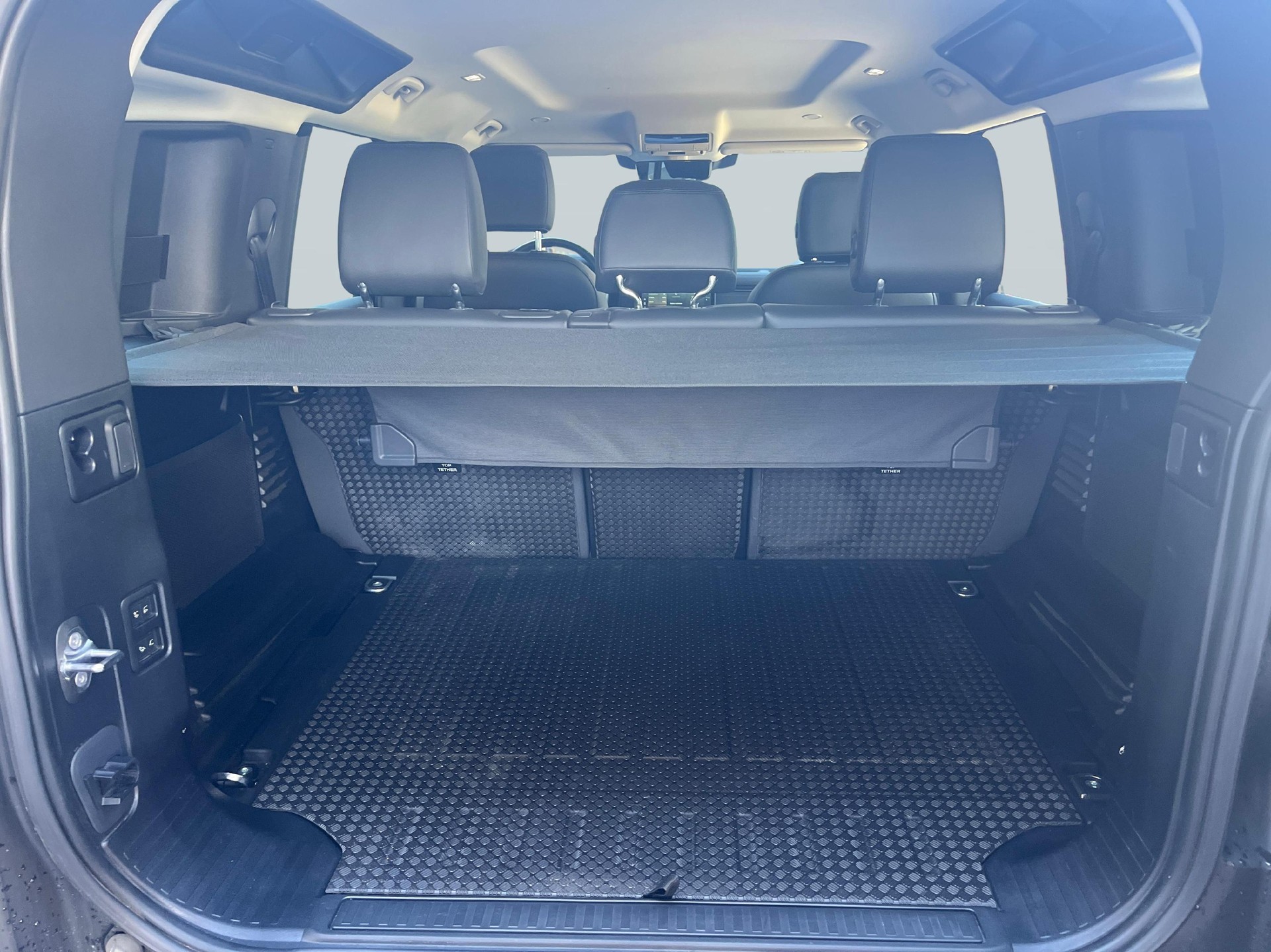LAND ROVER Defender 110 3.0 D I6 250 X-Dynamic SE-image-11