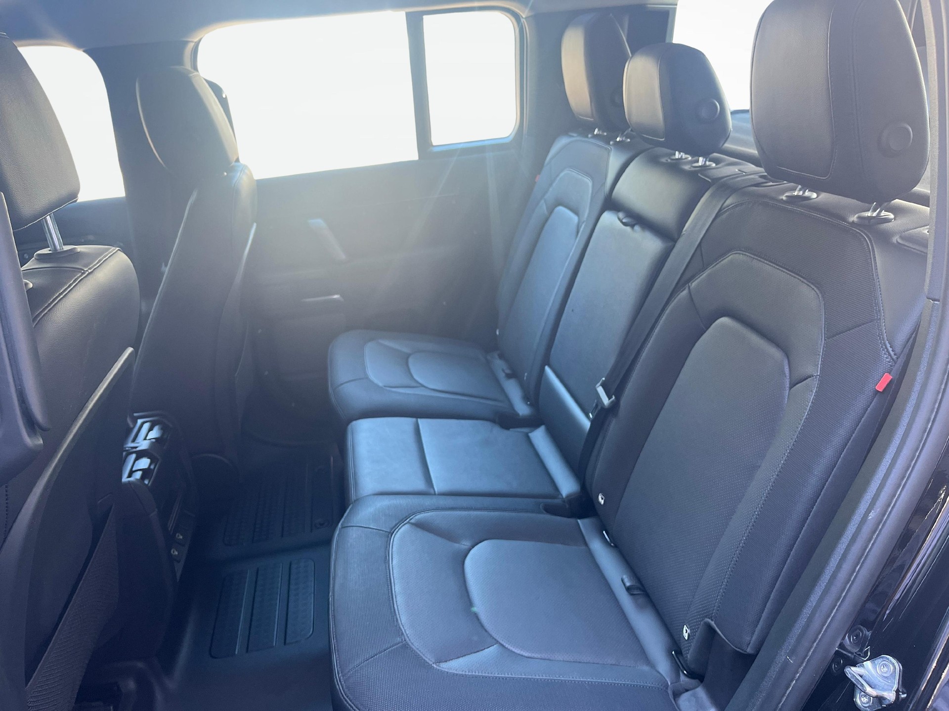 LAND ROVER Defender 110 3.0 D I6 250 X-Dynamic SE-image-10