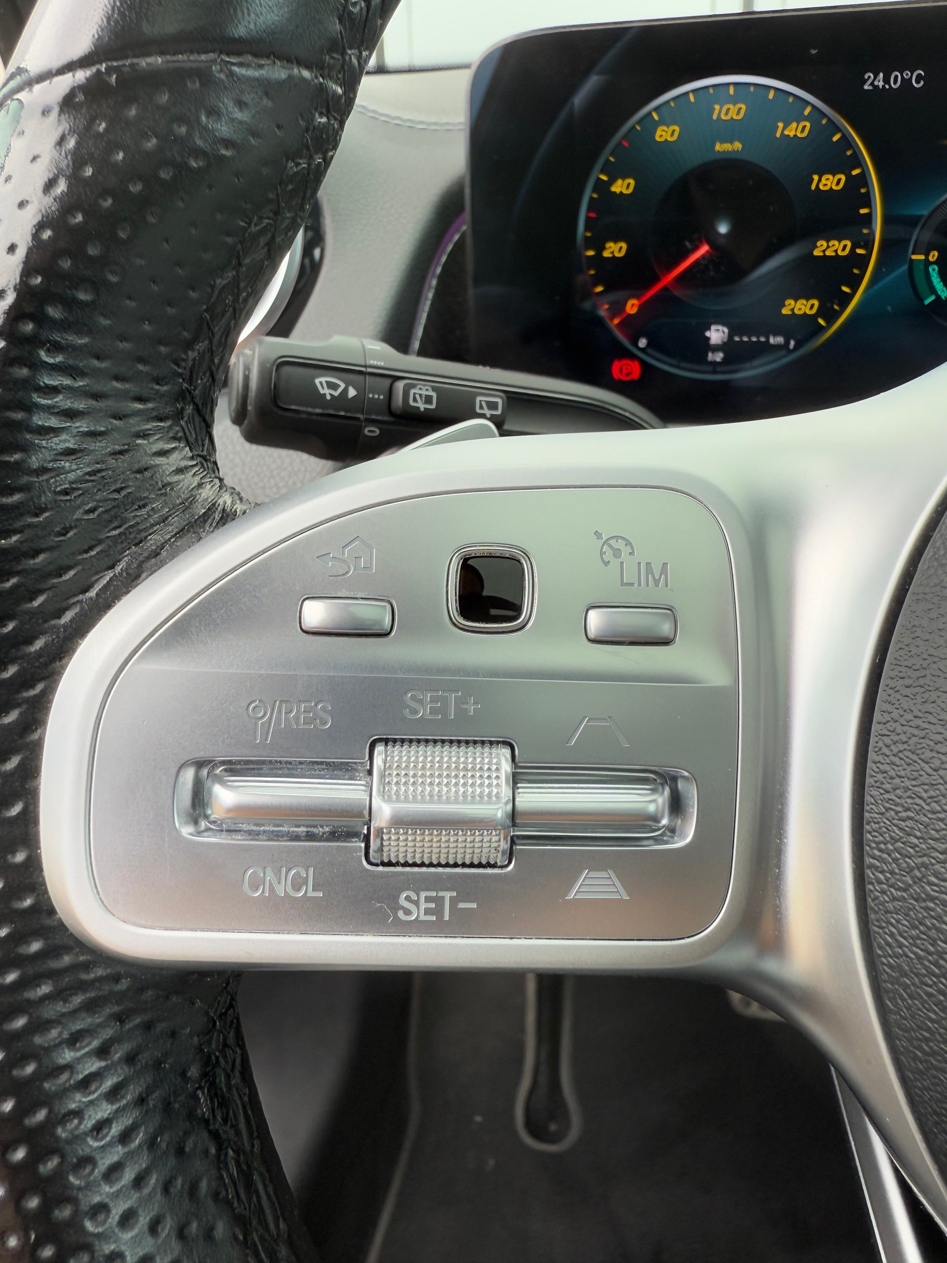 MERCEDES-BENZ GLB 220 d 4Matic AMG Line 8G-Tronic-image-10