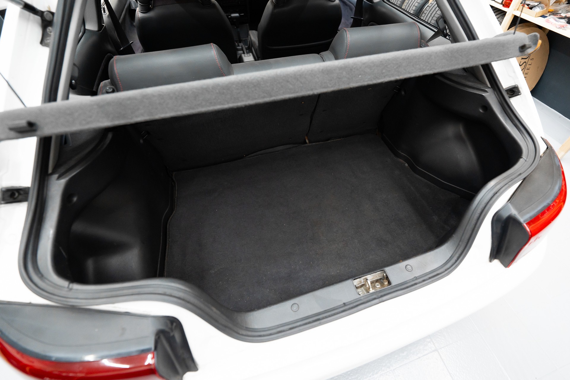 MAZDA 323 1.6i 16V Special A-image-13