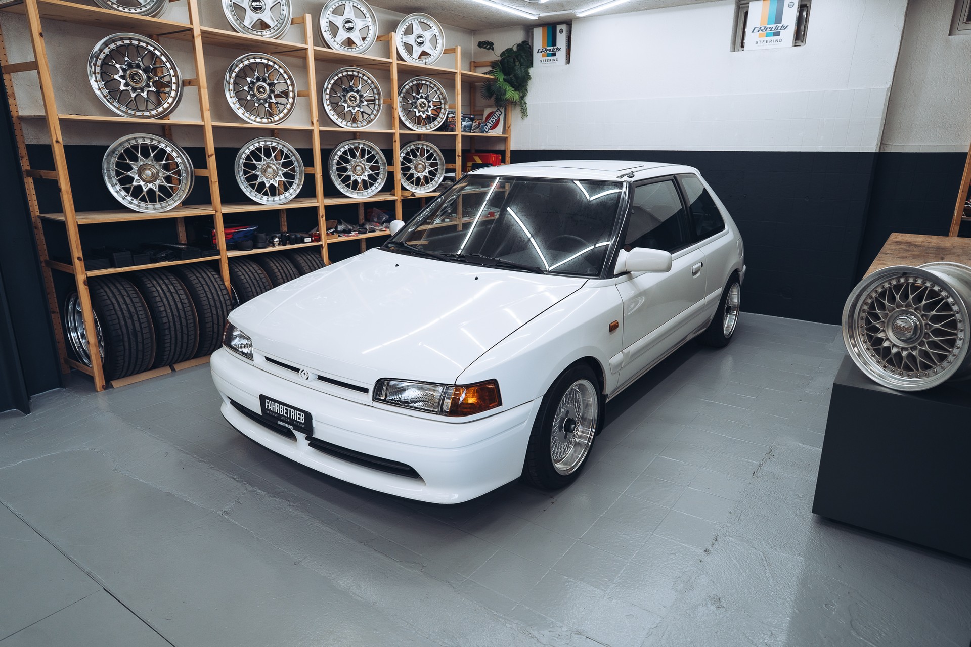 MAZDA 323 1.6i 16V Special A-image-1