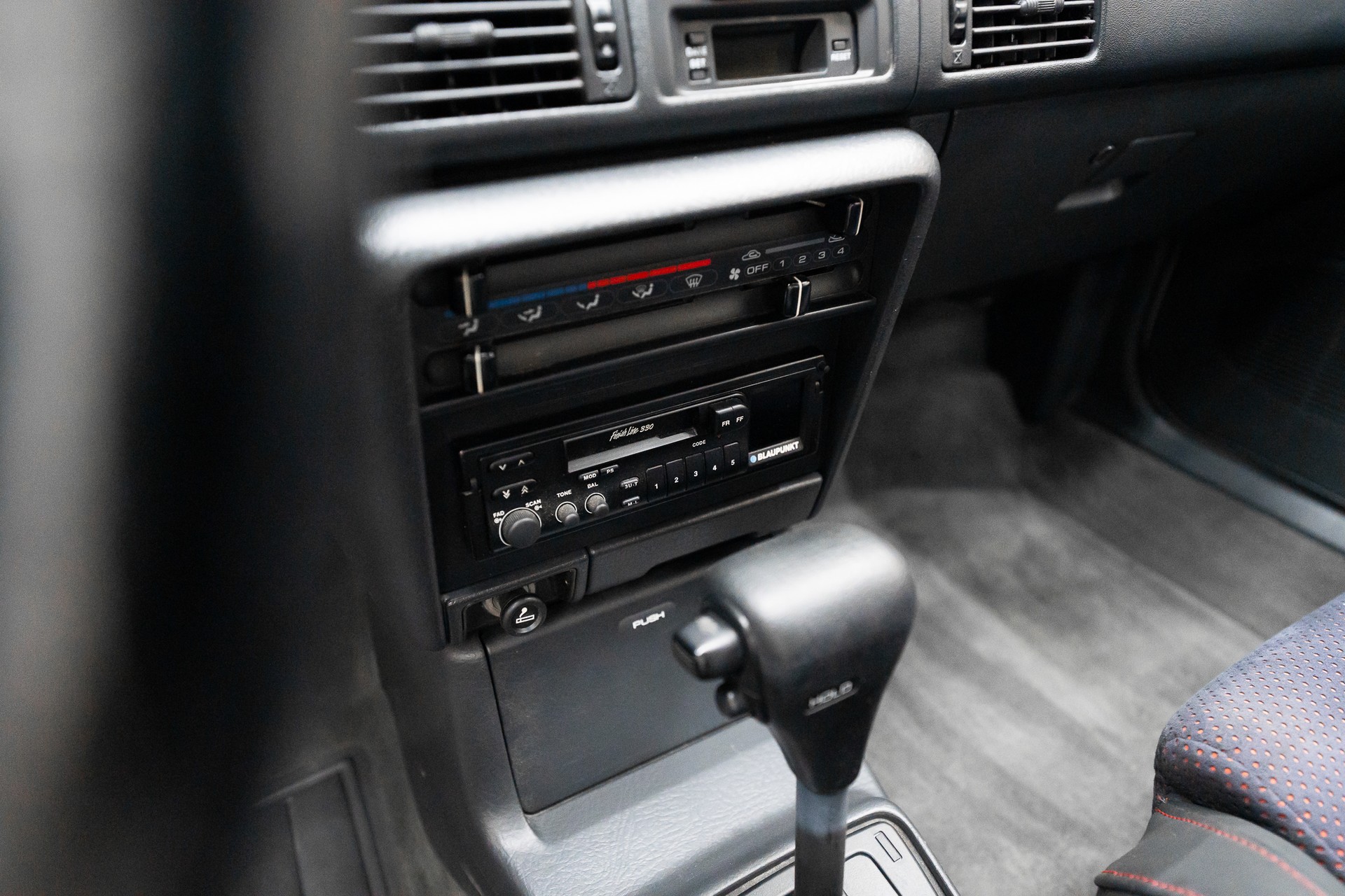MAZDA 323 1.6i 16V Special A-image-12
