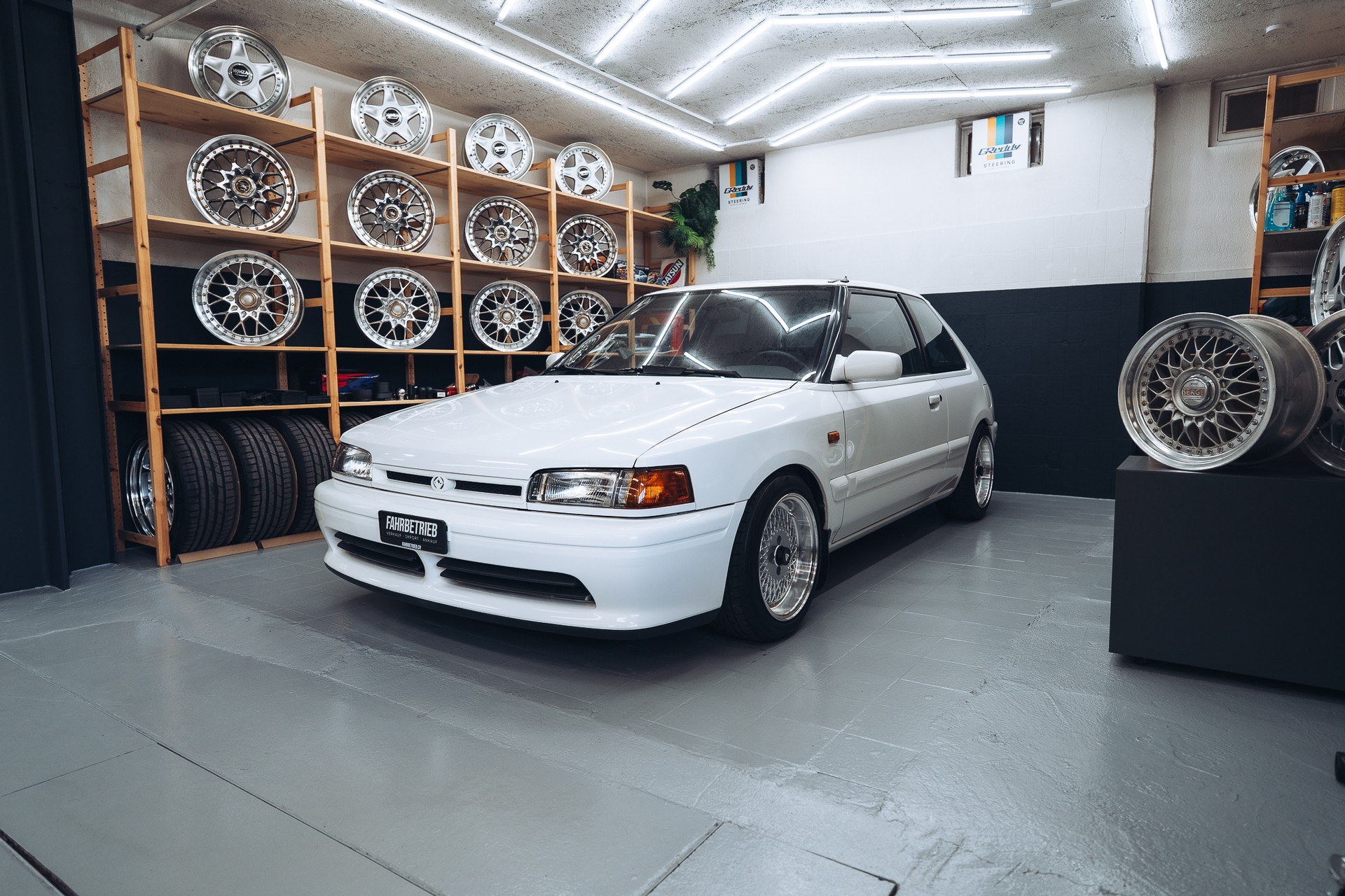 MAZDA 323 1.6i 16V Special A-image-0