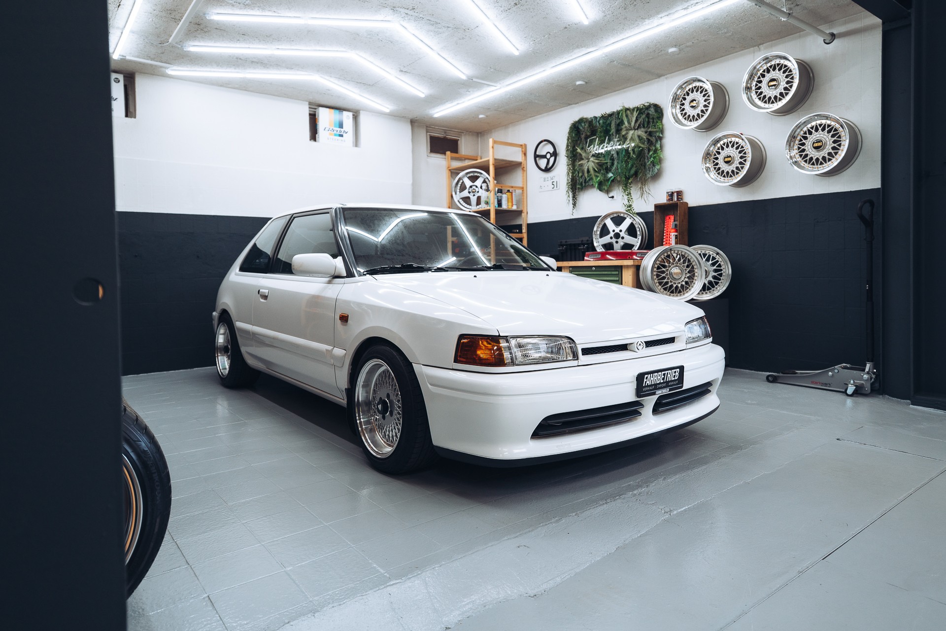 MAZDA 323 1.6i 16V Special A-image-4