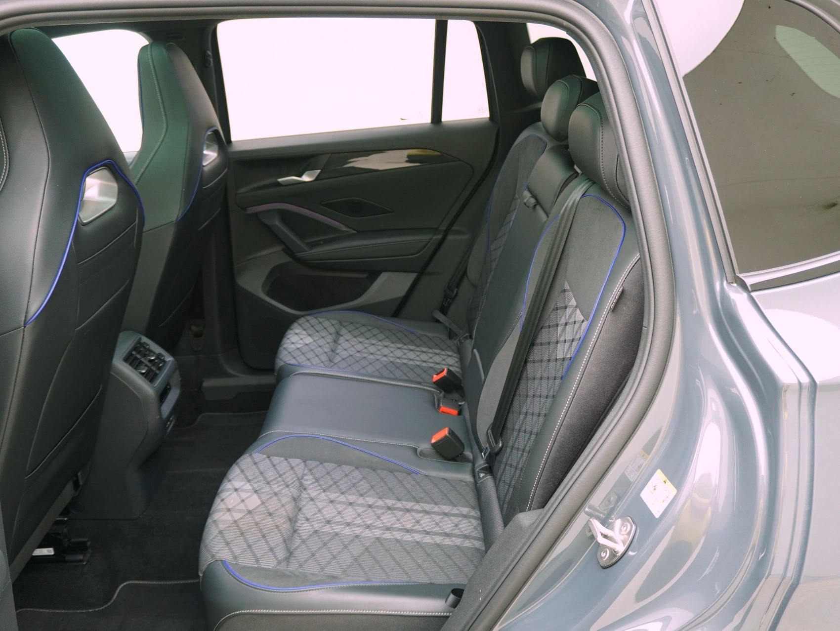 VW Tiguan 2.0 TSI DSG R-Line Black Style 4Motion **VW Werksgarantie bis 12/2030**-image-11