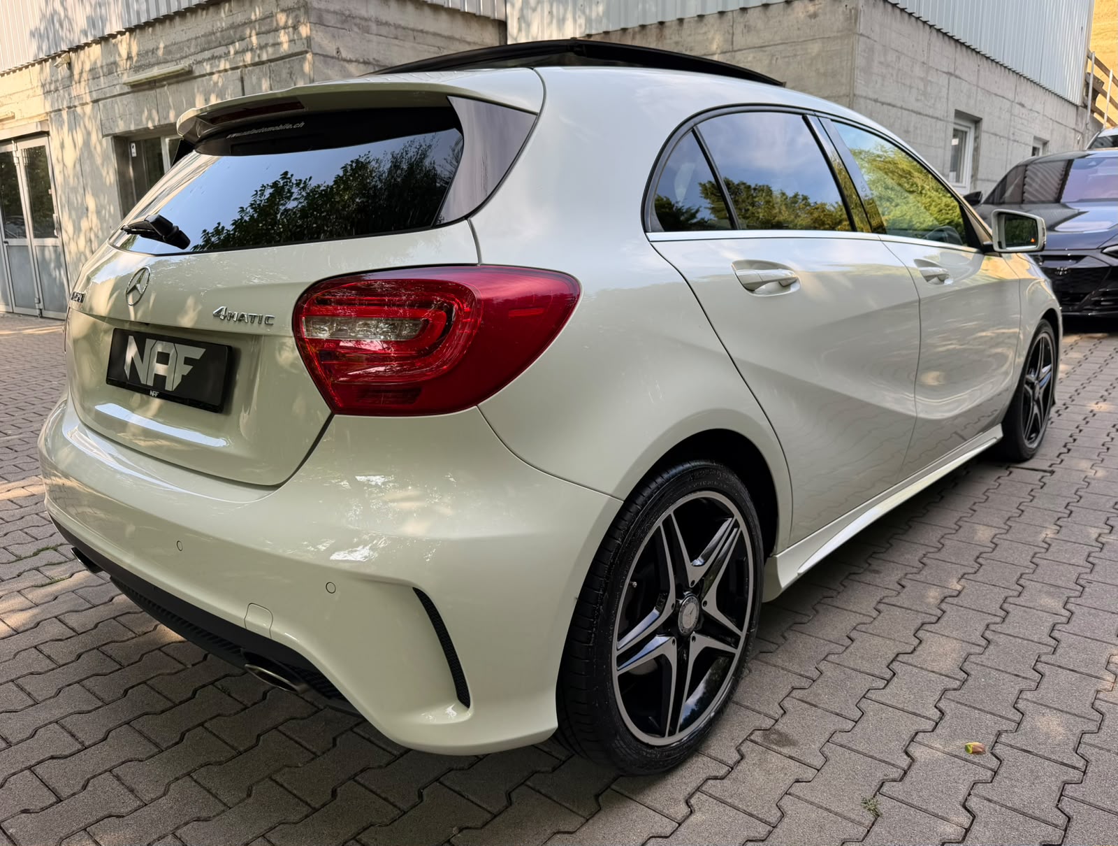 MERCEDES-BENZ A 250 AMG Line 4Matic 7G-DCT-image-4