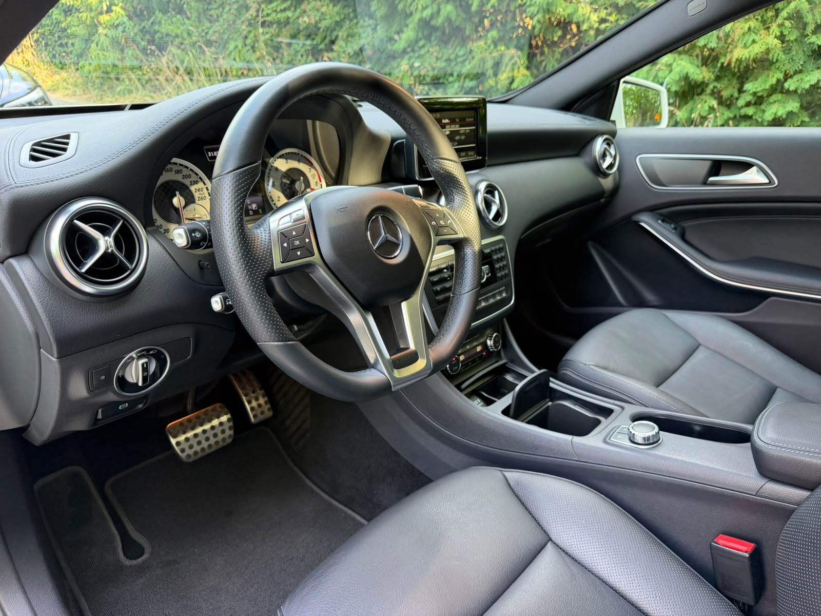 MERCEDES-BENZ A 250 AMG Line 4Matic 7G-DCT-image-11