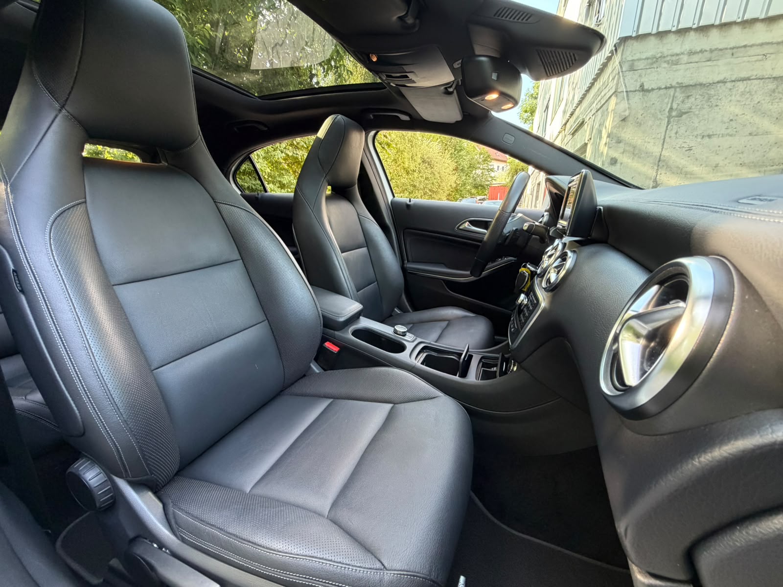 MERCEDES-BENZ A 250 AMG Line 4Matic 7G-DCT-image-17