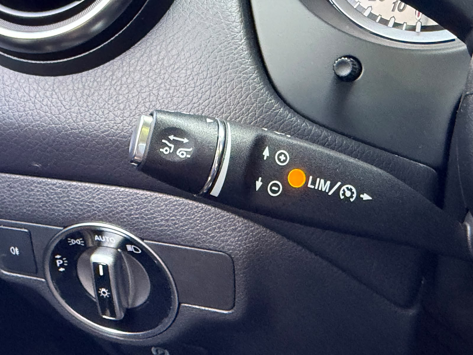 MERCEDES-BENZ A 250 AMG Line 4Matic 7G-DCT-image-25