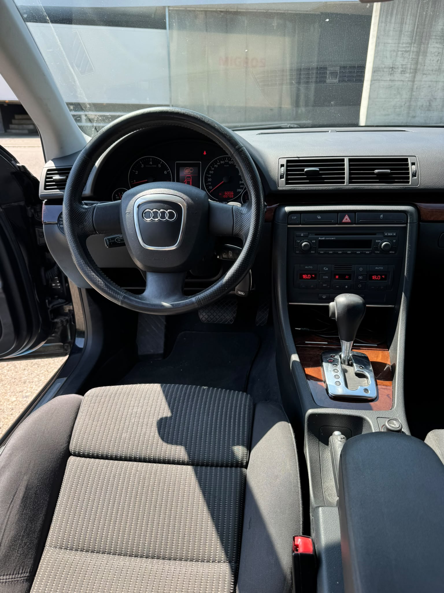 AUDI A4 Limousine 2.0 Turbo FSI-image-6