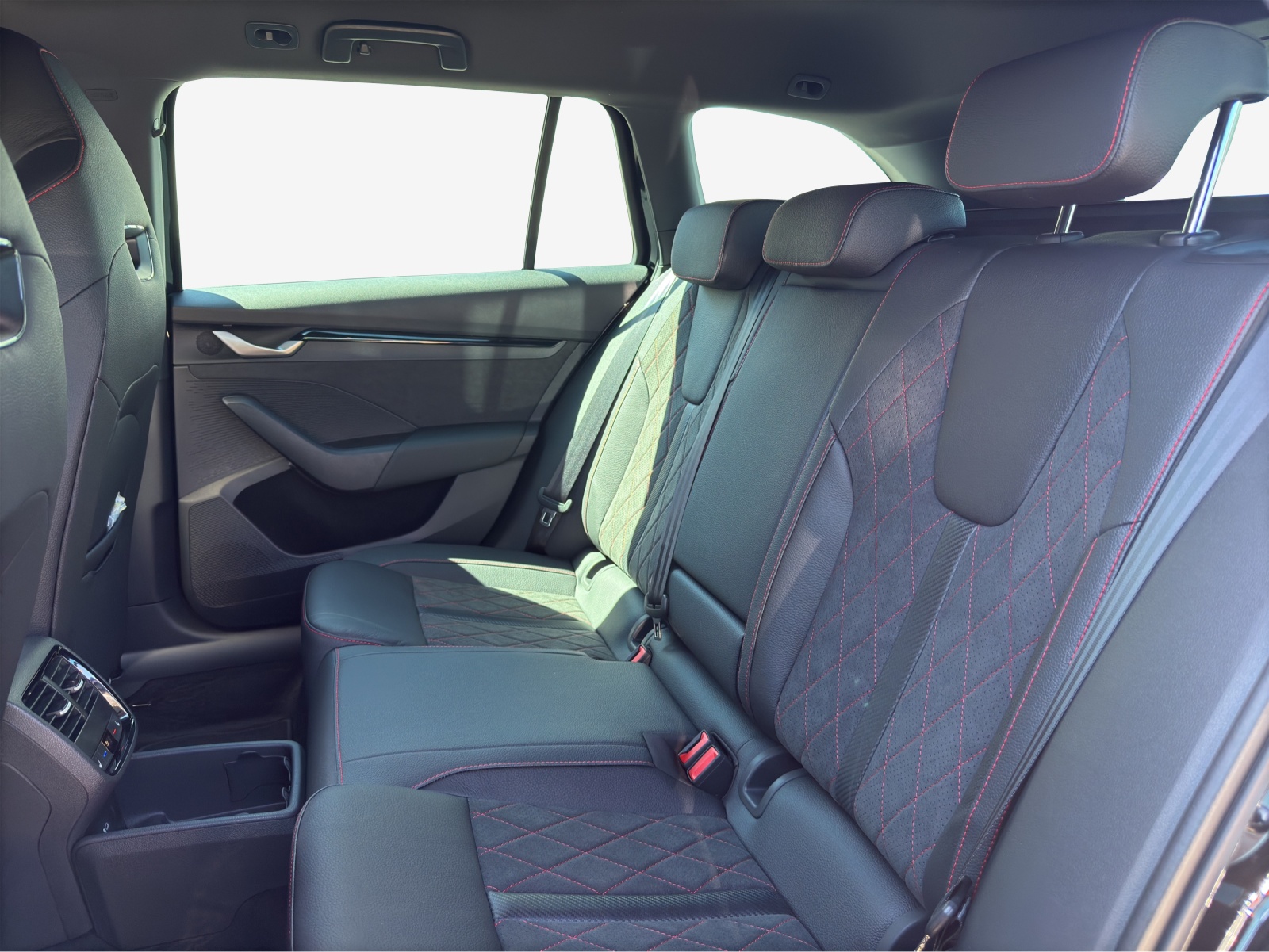 SKODA Octavia Combi 2.0 TSI DSG RS 30 Years Edition-image-11