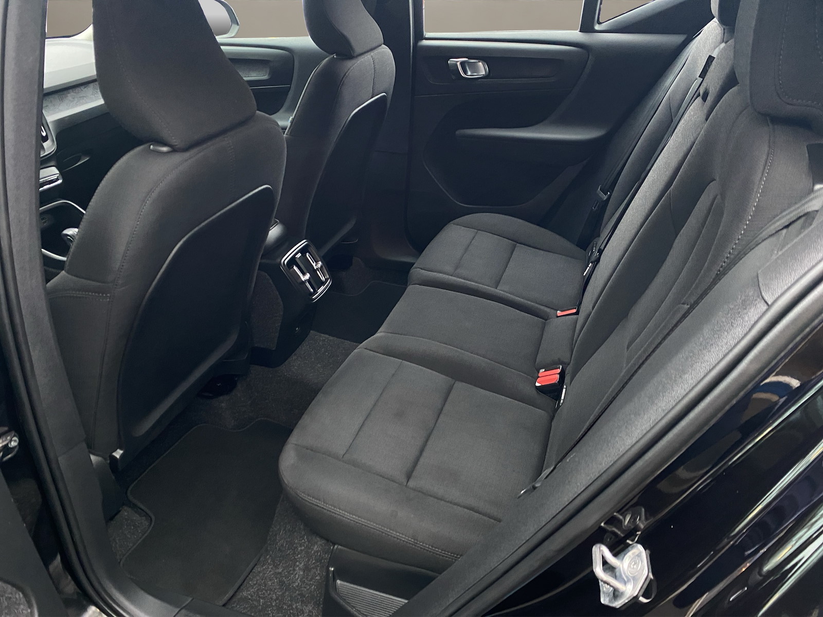 VOLVO XC40 1.5 T3 Momentum Light-image-9