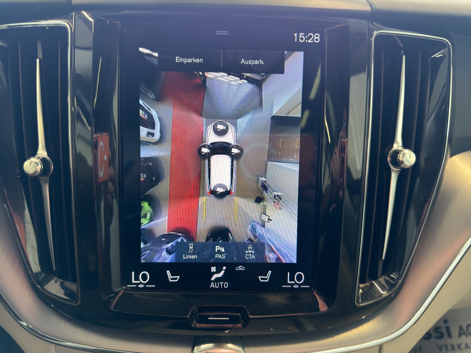 VOLVO XC60 T5 AWD Momentum Geartronic-image-16