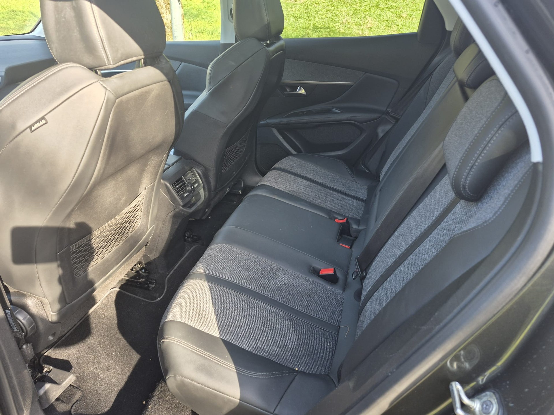 PEUGEOT 3008 1.2 PureTech Business Line EAT-image-6