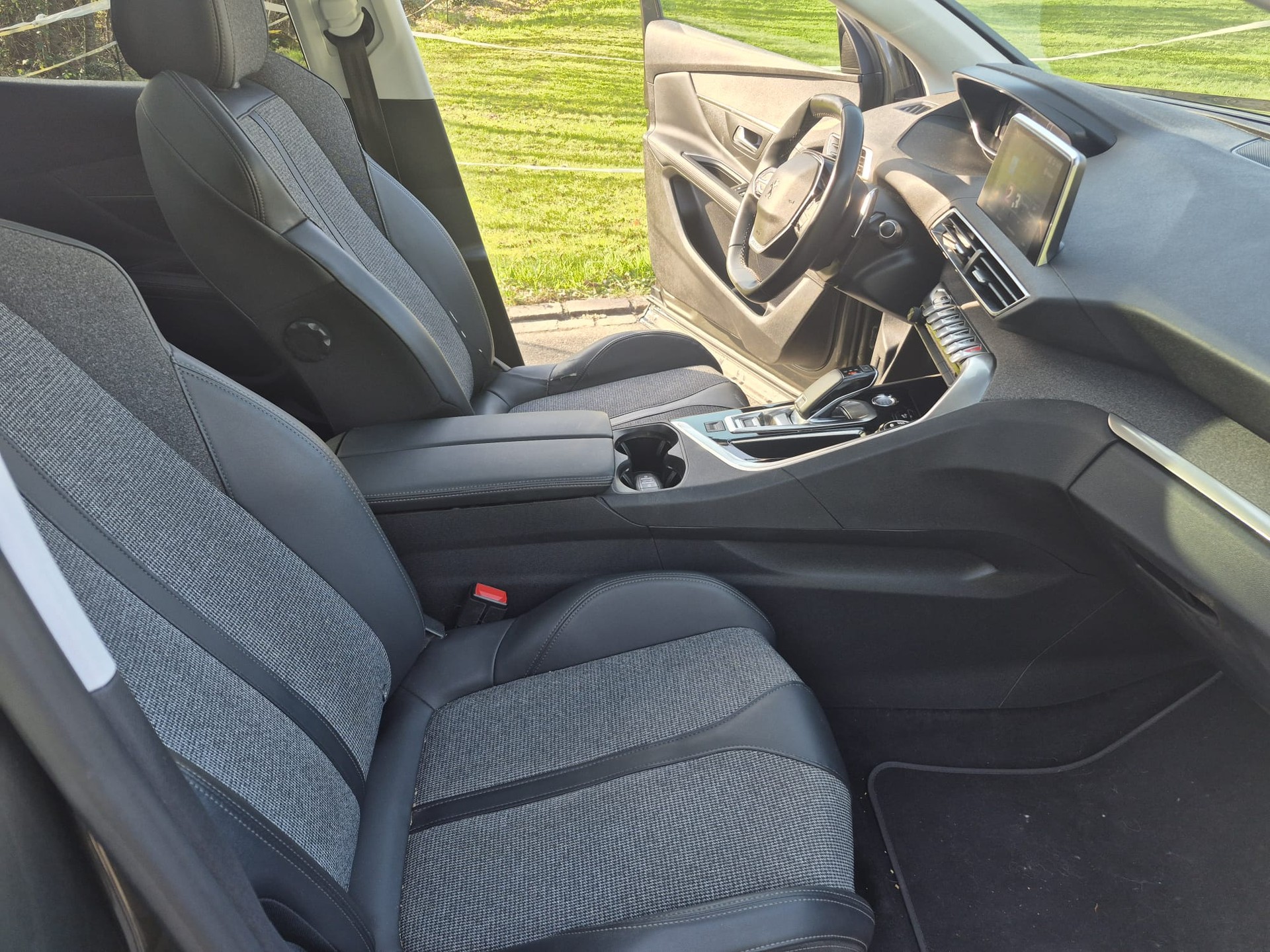 PEUGEOT 3008 1.2 PureTech Business Line EAT-image-7