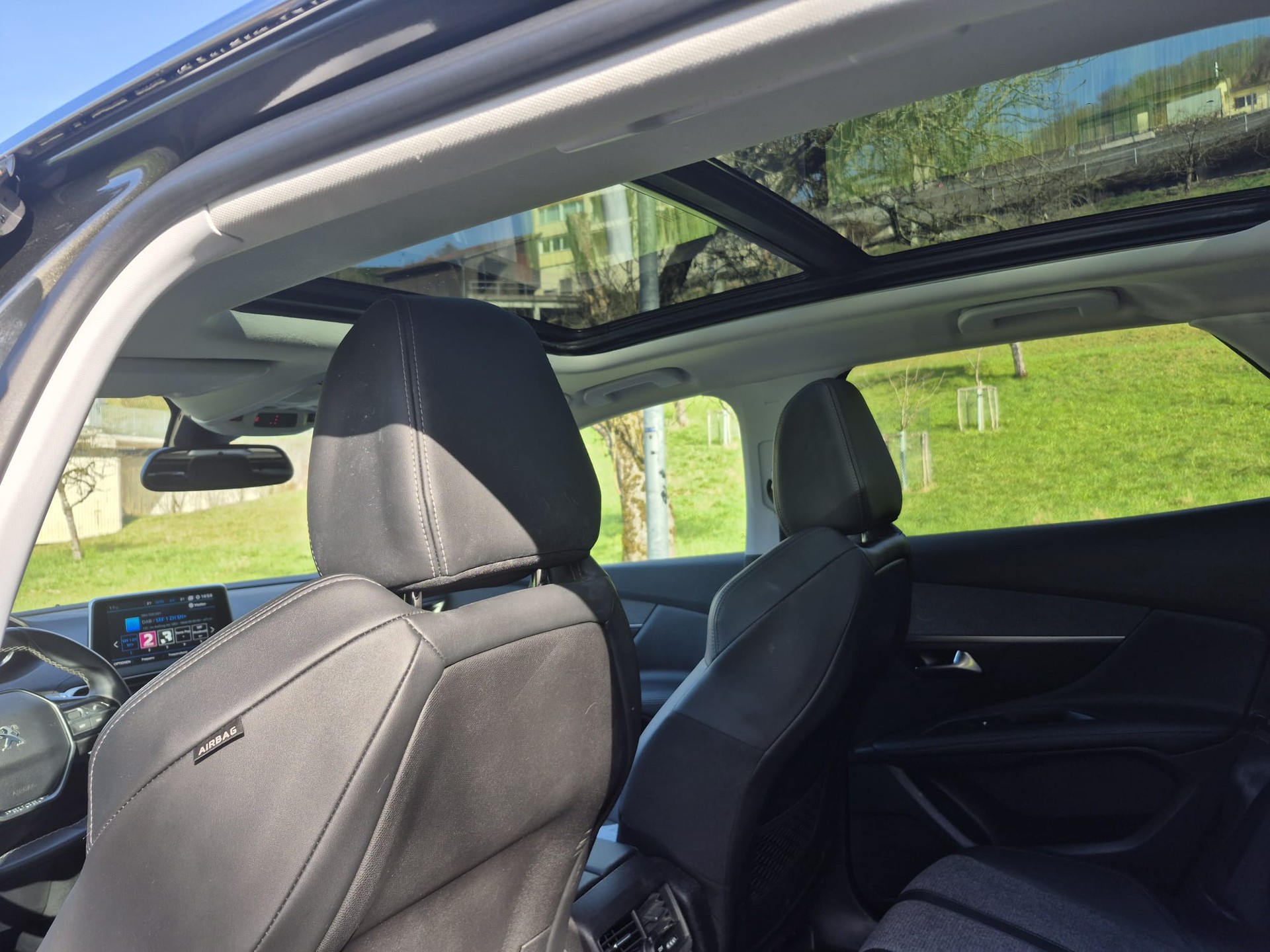 PEUGEOT 3008 1.2 PureTech Business Line EAT-image-5