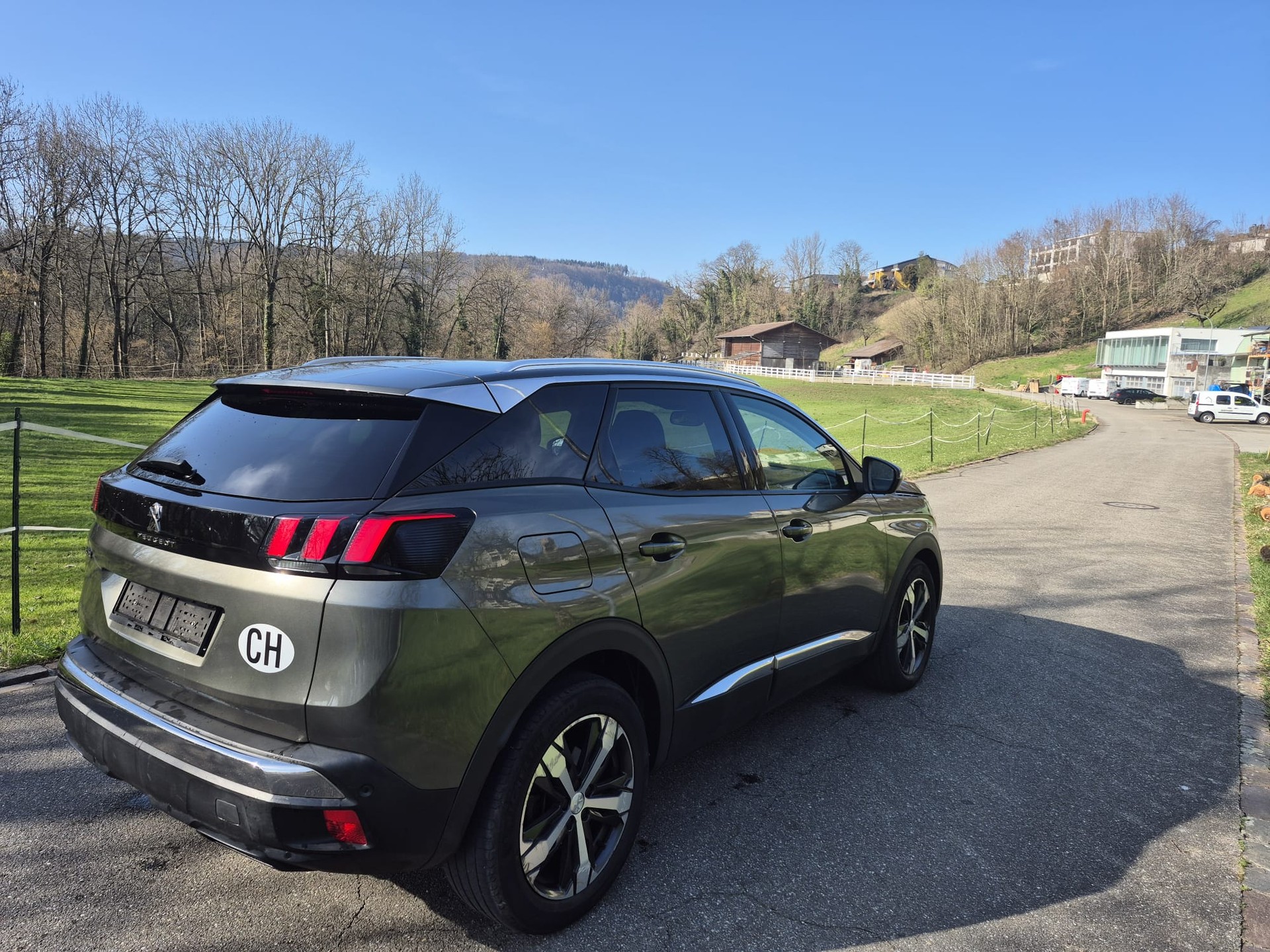 PEUGEOT 3008 1.2 PureTech Business Line EAT-image-2