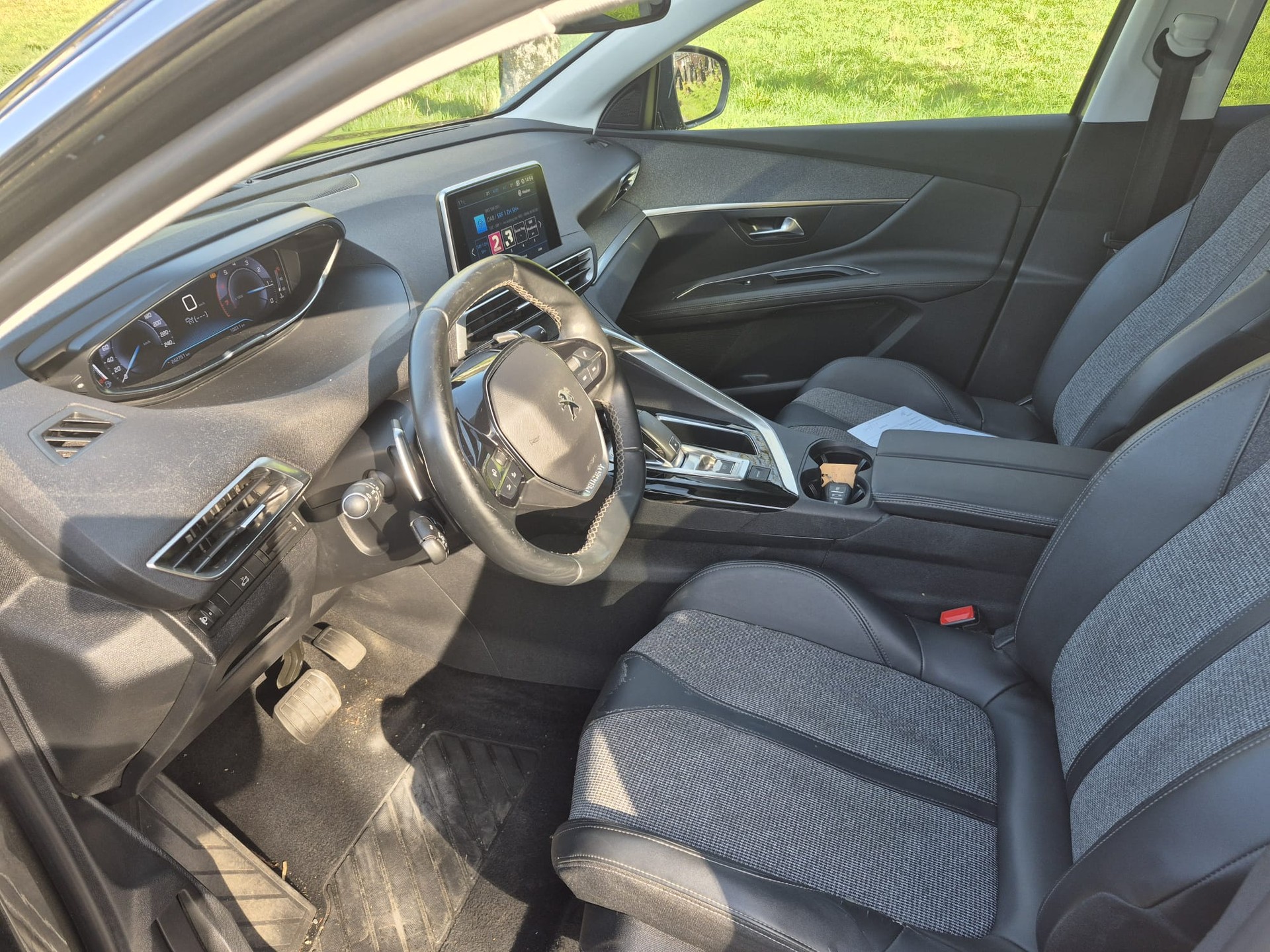 PEUGEOT 3008 1.2 PureTech Business Line EAT-image-4