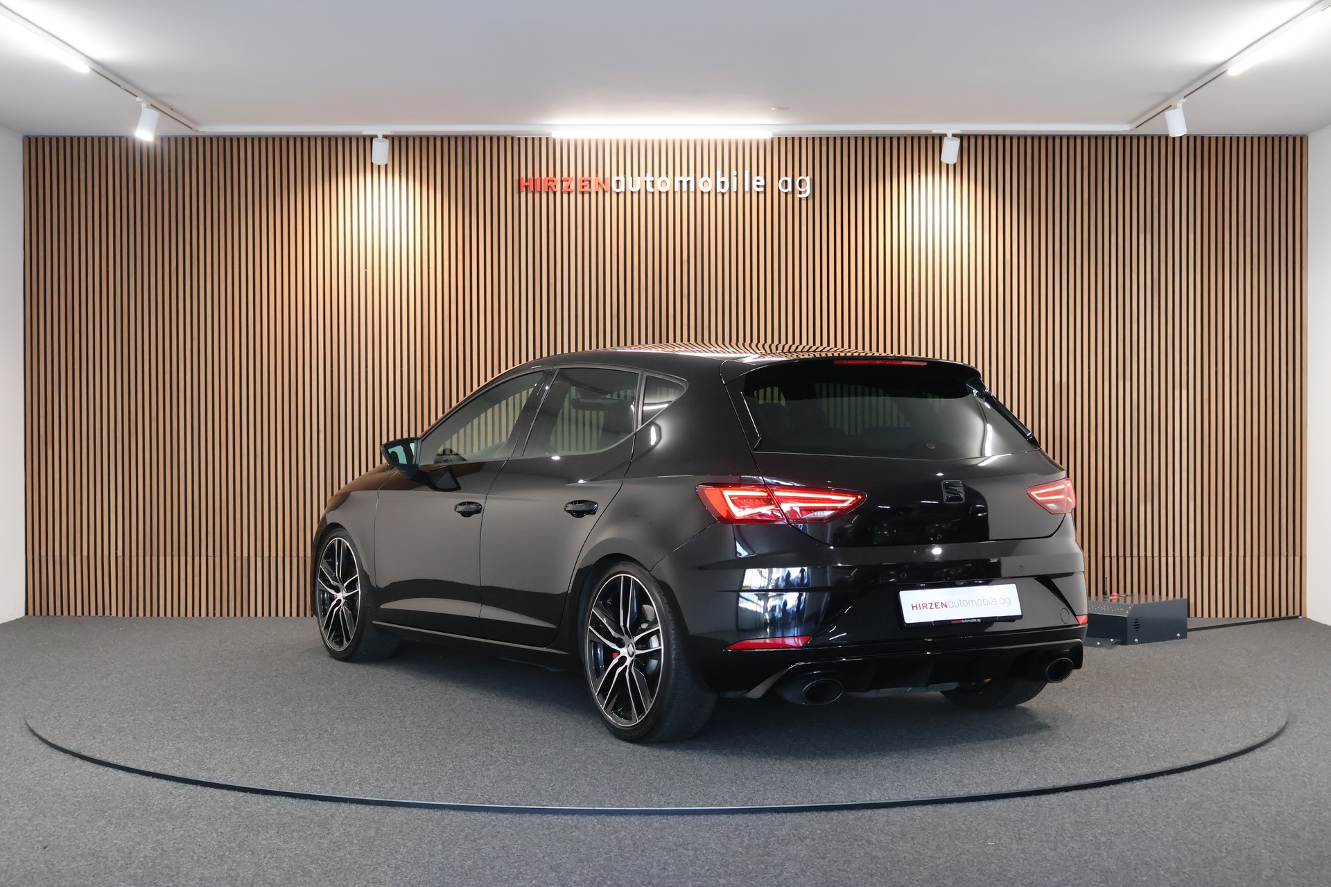 SEAT Leon 2.0 TSI Cupra 300 DSG-image-2