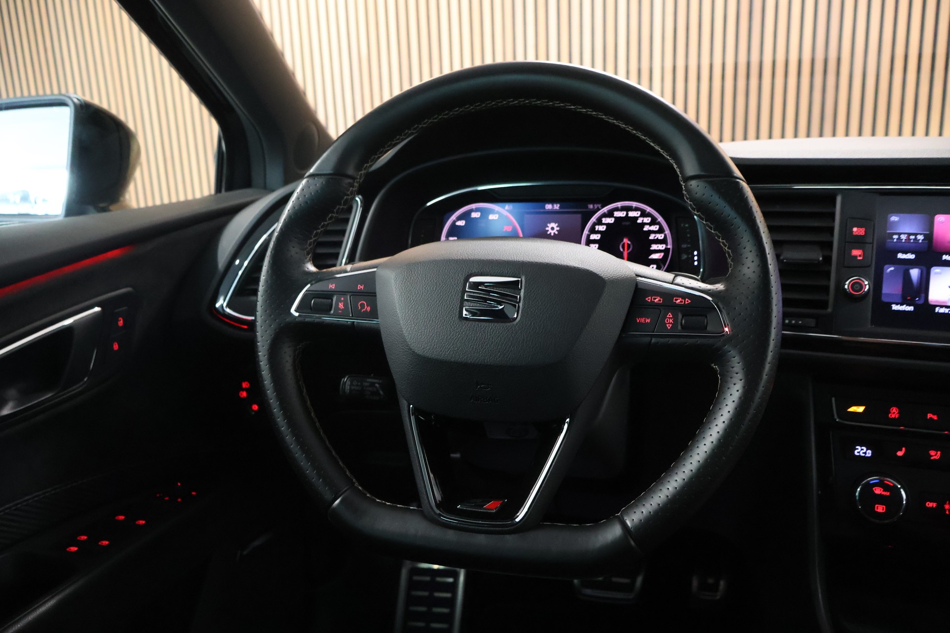 SEAT Leon 2.0 TSI Cupra 300 DSG-image-16