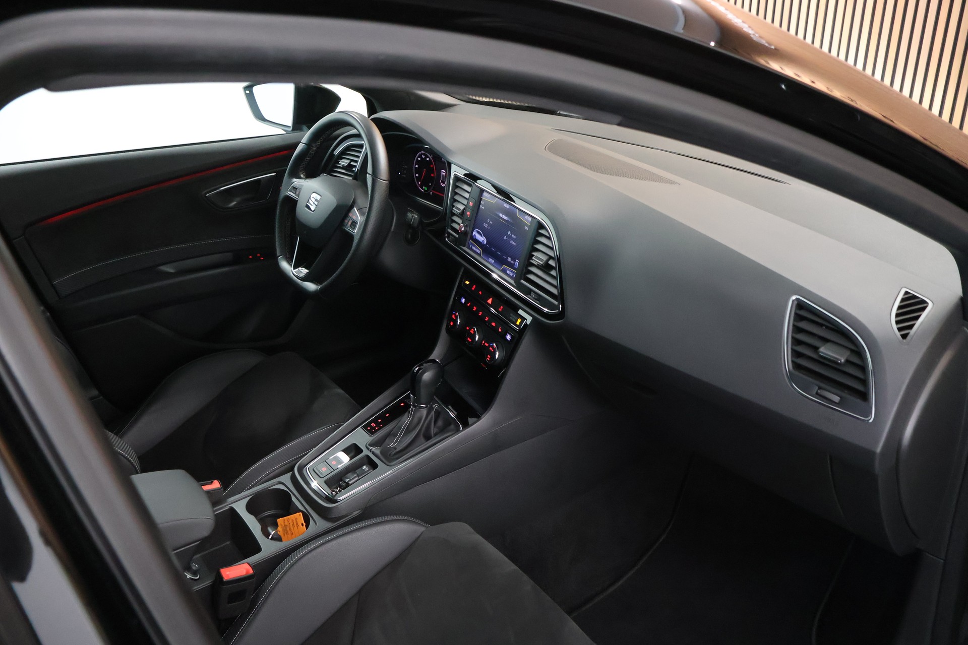 SEAT Leon 2.0 TSI Cupra 300 DSG-image-13