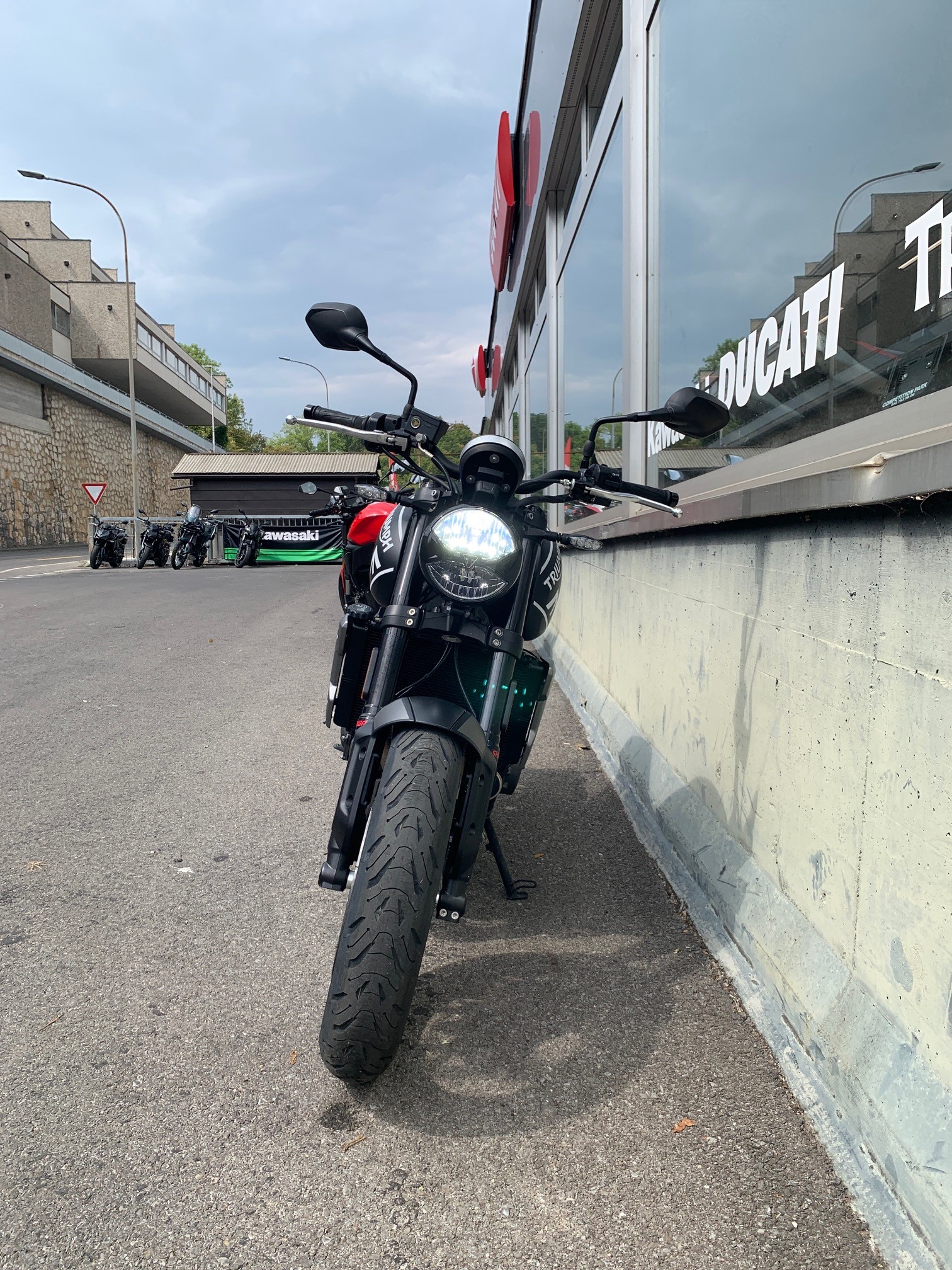 TRIUMPH Trident 660-showroom-element-2