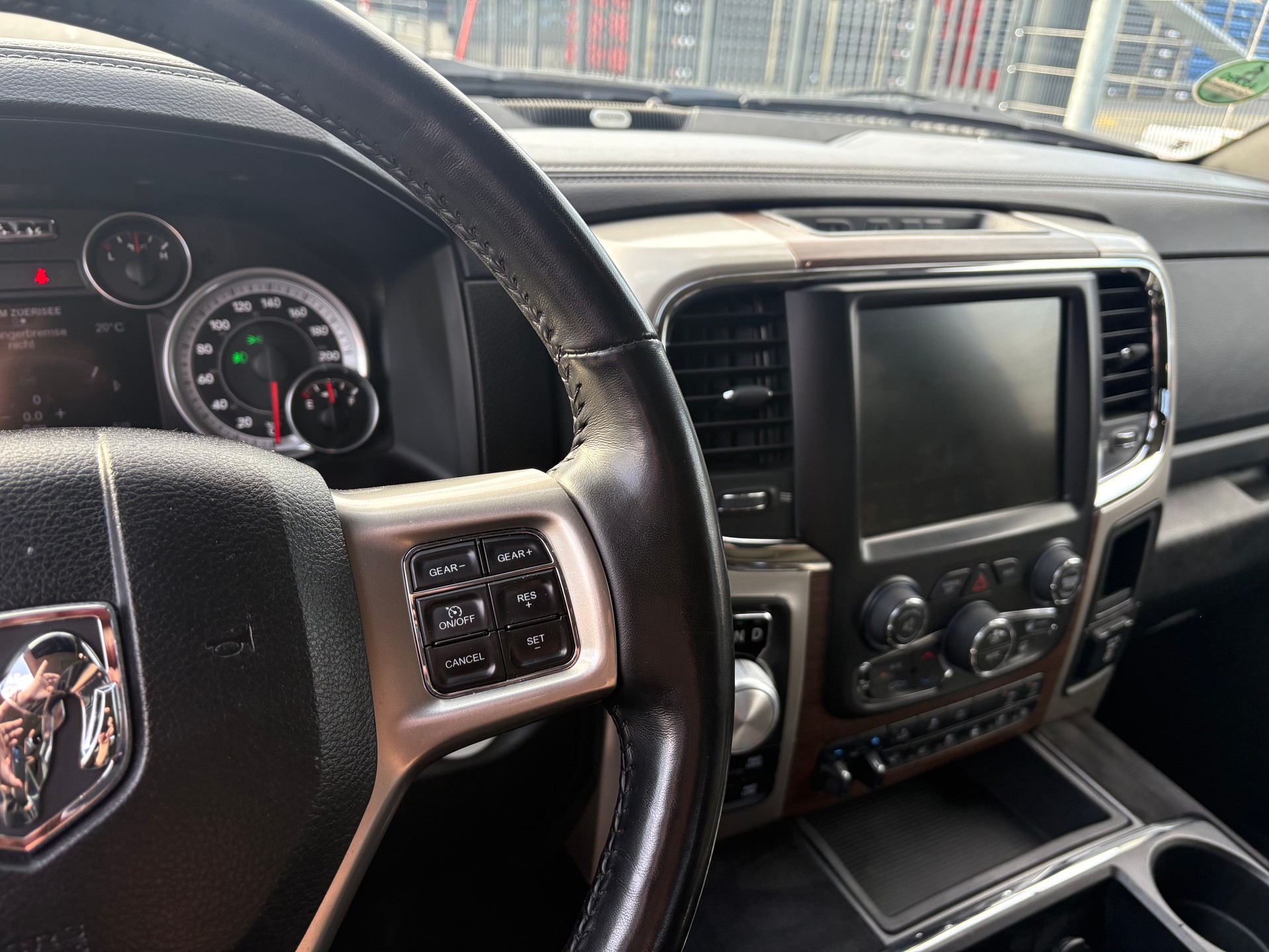 DODGE RAM 1500 Crewcab Laramie-image-13