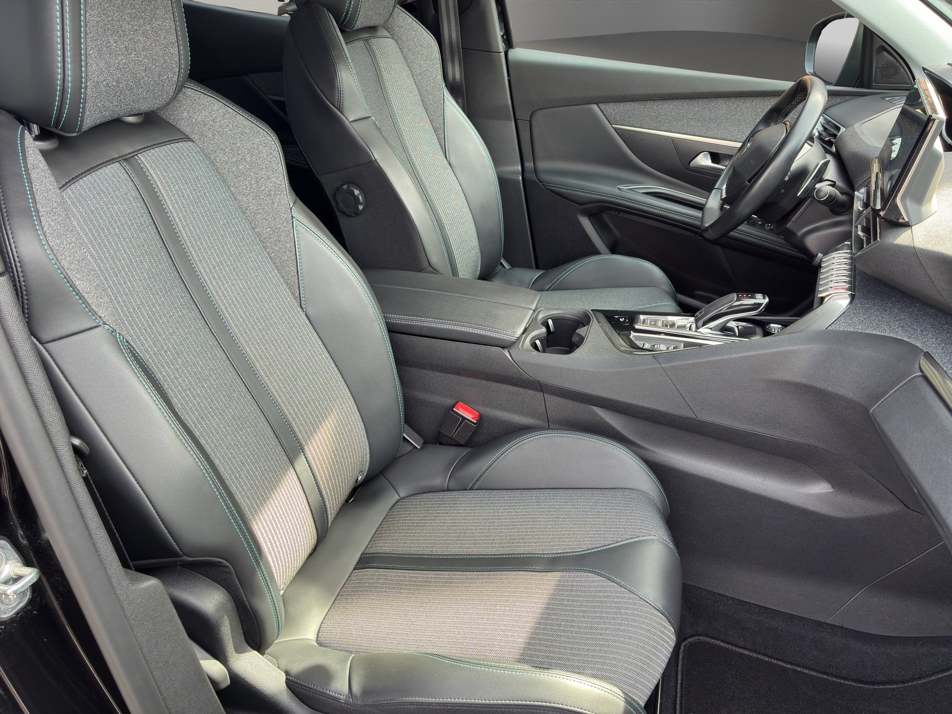 PEUGEOT 3008 1.2 PureTech Allure Pack EAT8-image-15