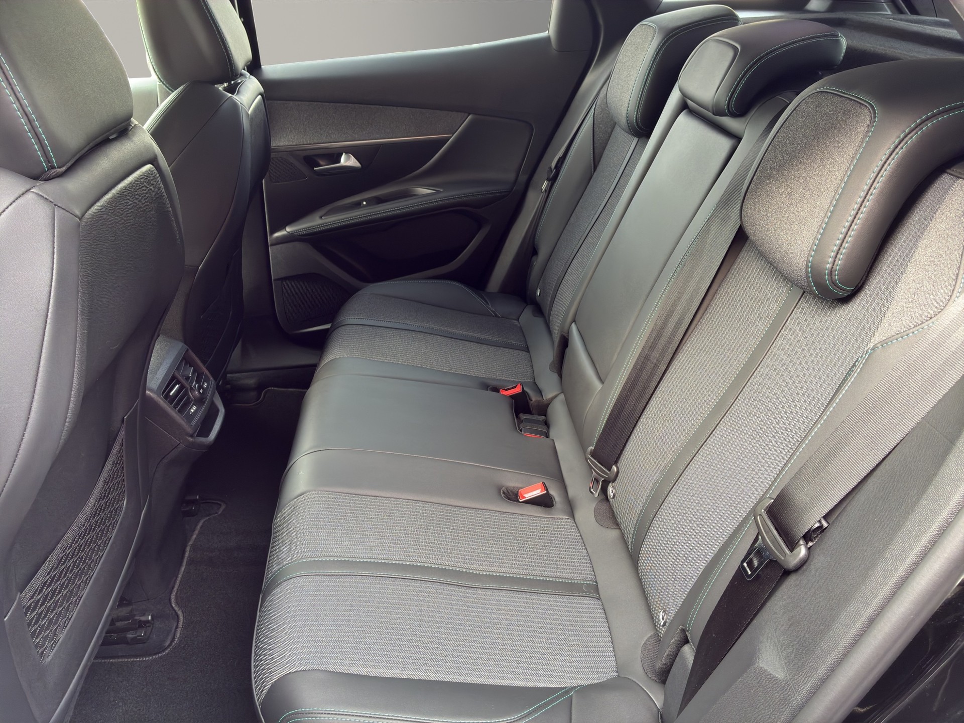 PEUGEOT 3008 1.2 PureTech Allure Pack EAT8-image-11