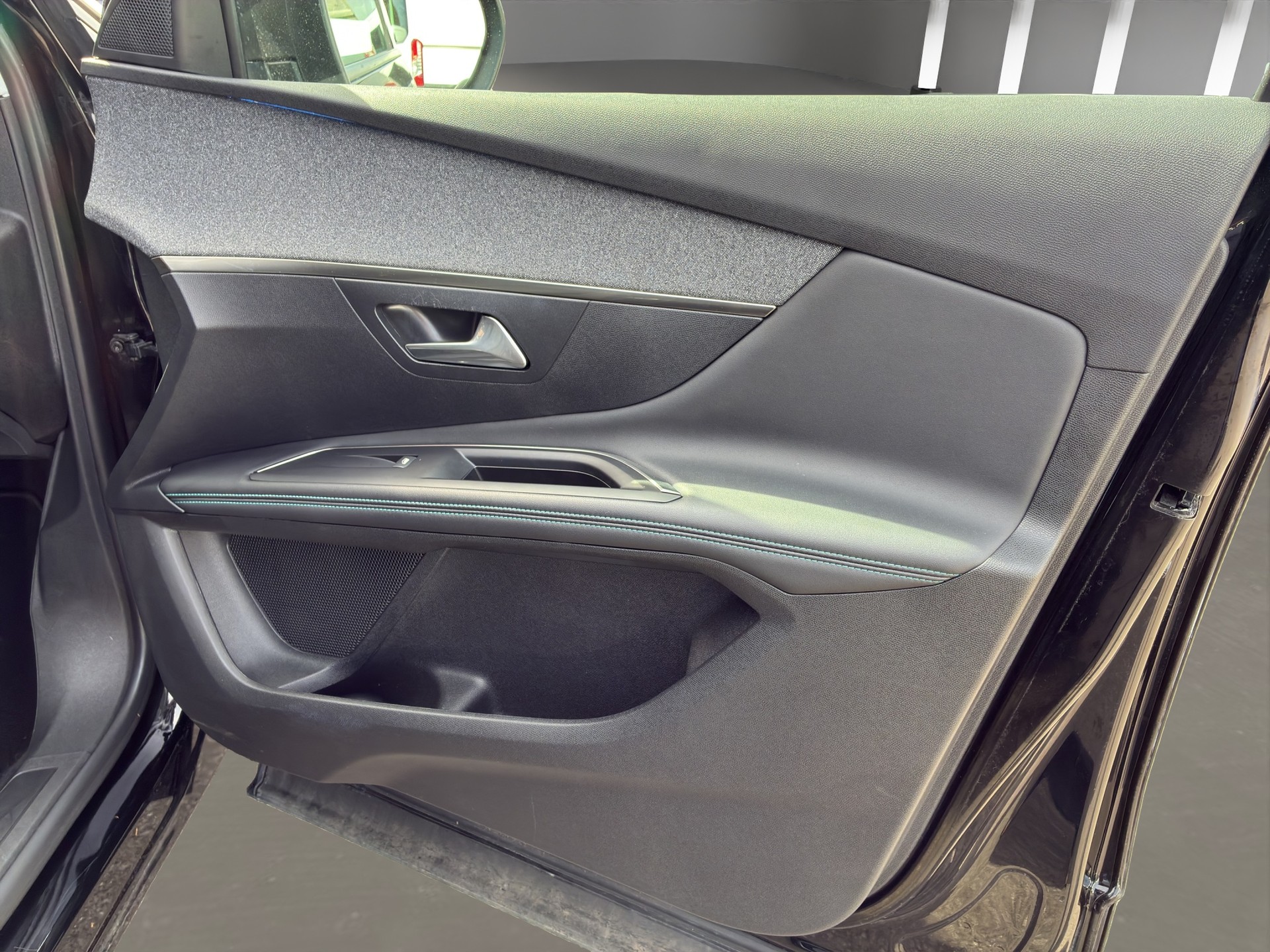 PEUGEOT 3008 1.2 PureTech Allure Pack EAT8-image-16
