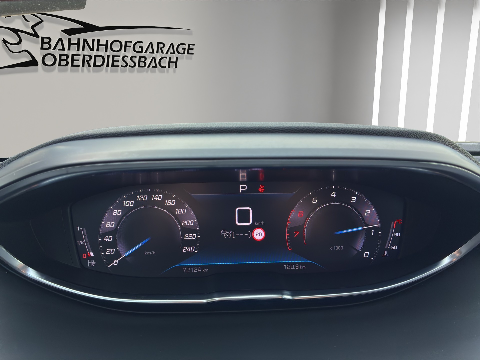 PEUGEOT 3008 1.2 PureTech Allure Pack EAT8-image-10