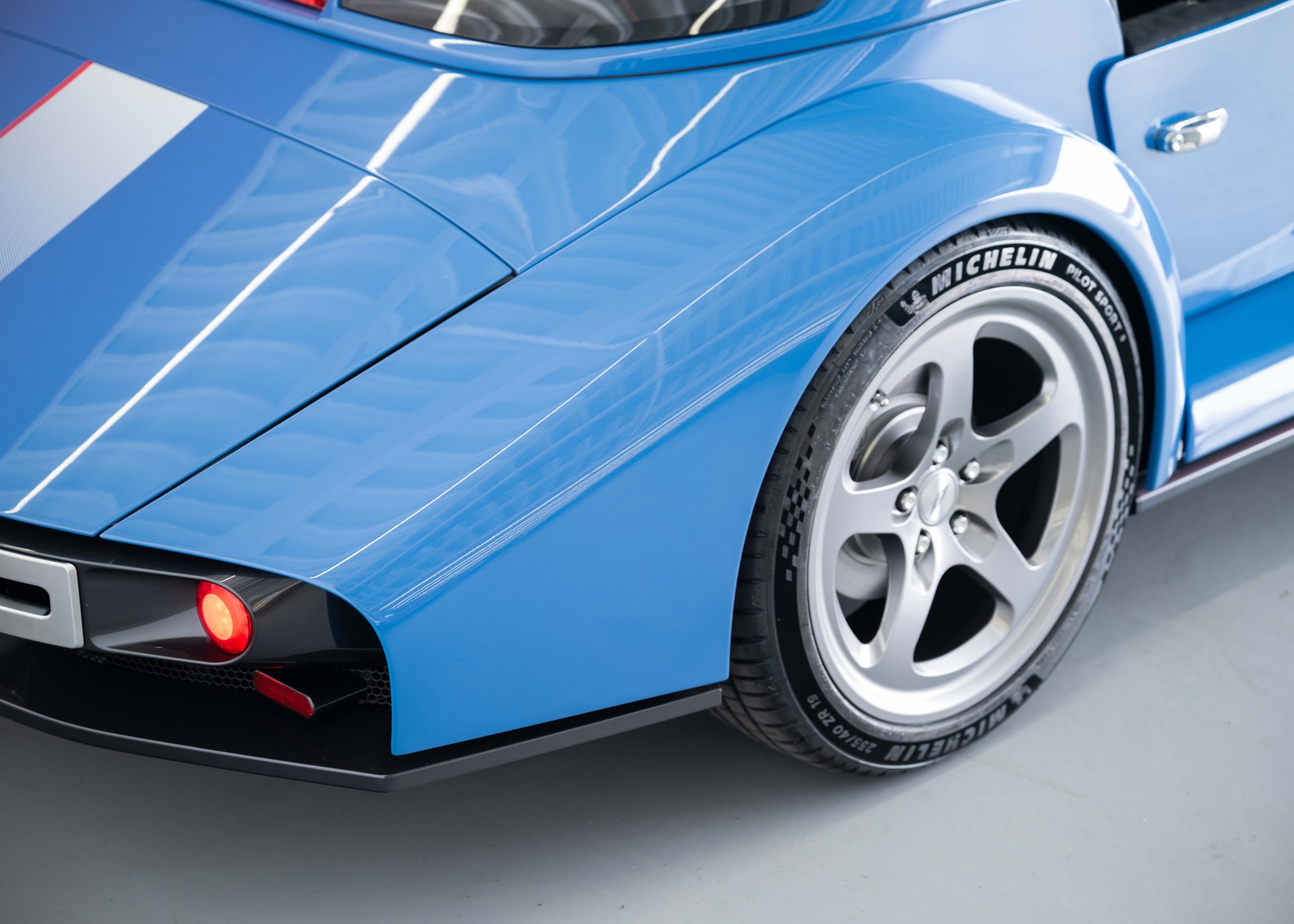MORGAN Supersport 400 (New Swiss Executive car, not registered, special paint Yas Marina Blue, 30-month factory warranty)-image-15
