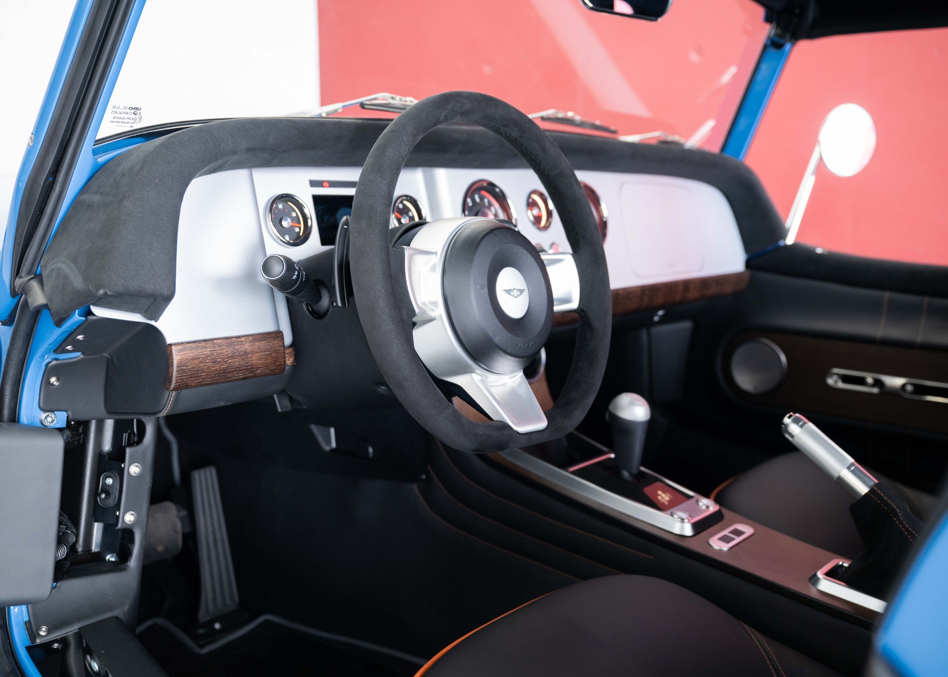 MORGAN Supersport 400 (New Swiss Executive car, not registered, special paint Yas Marina Blue, 30-month factory warranty)-image-17