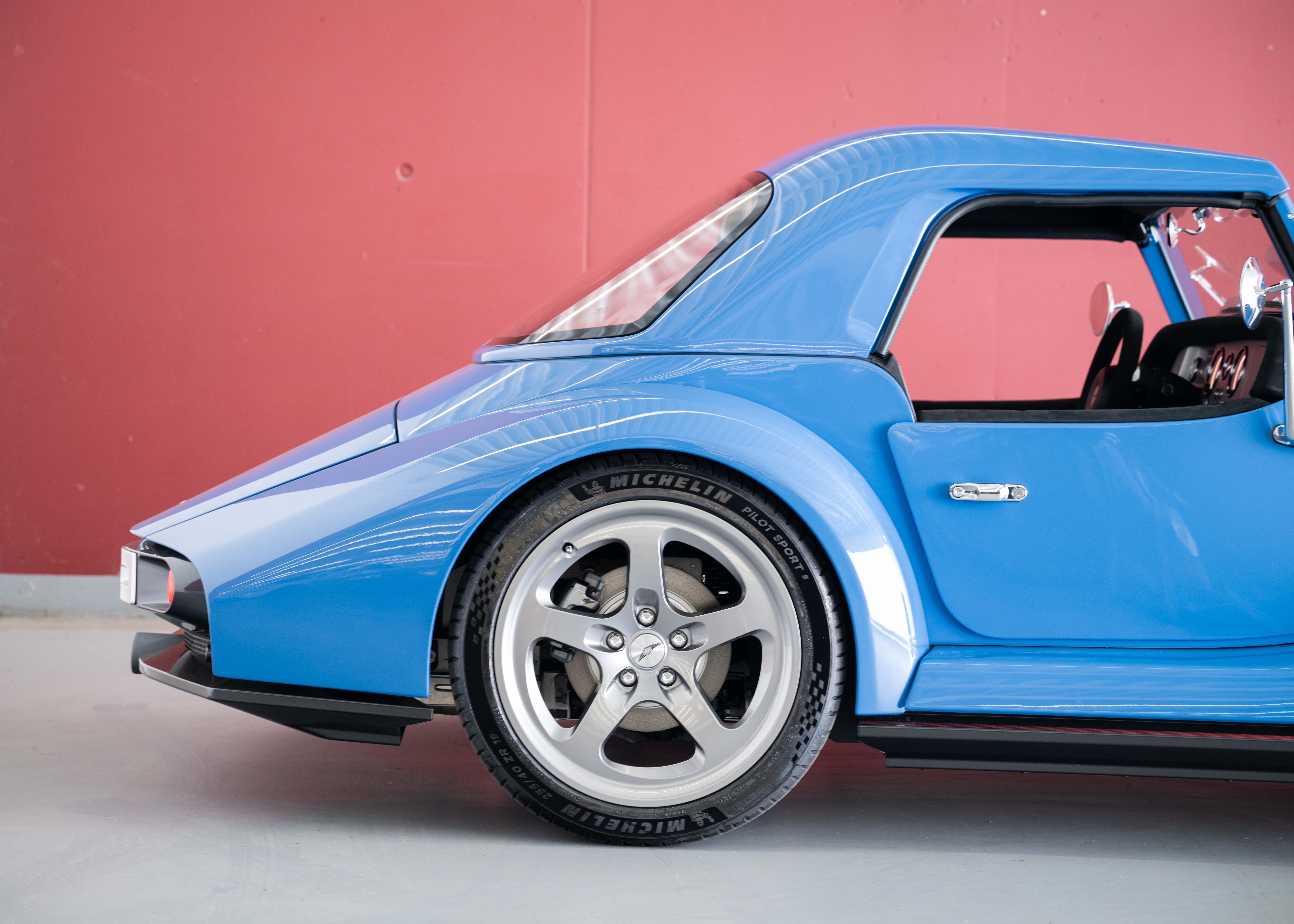 Image MORGAN PLUS-SIX Supersport 400 (New Swiss Executive car, not registered, special paint Yas Marina Blue, 30-month factory warranty)