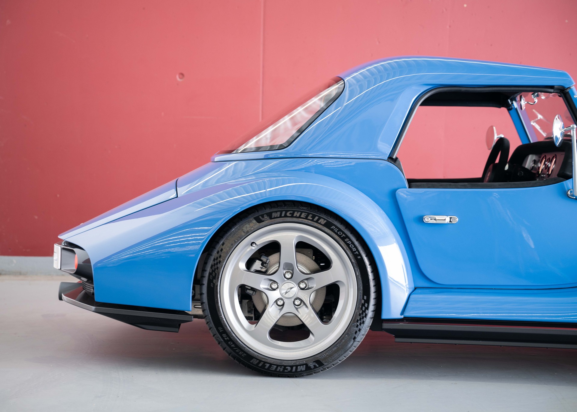 MORGAN Supersport 400 (New Swiss Executive car, not registered, special paint Yas Marina Blue, 30-month factory warranty)-image-8