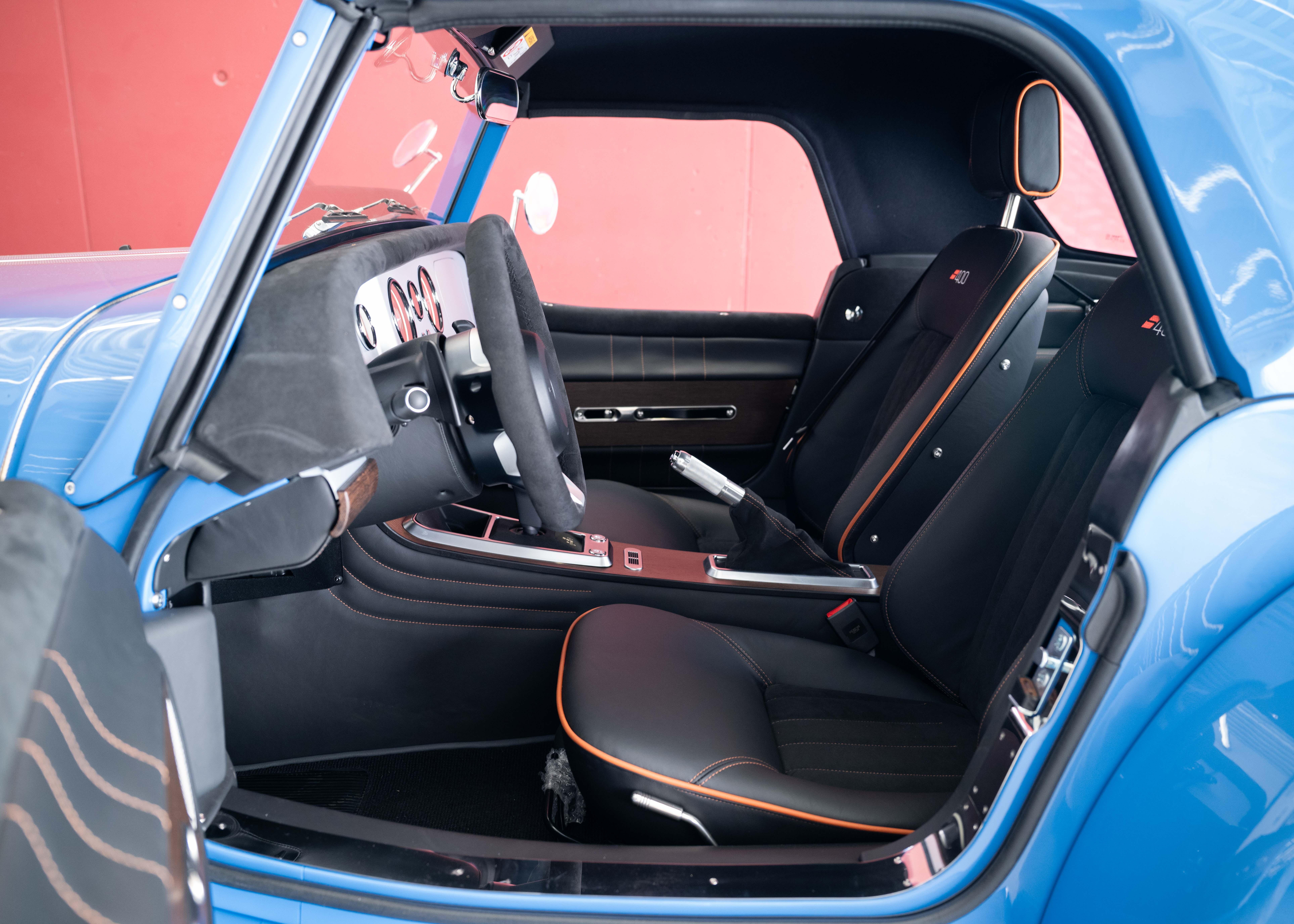Image MORGAN PLUS-SIX Supersport 400 (New Swiss Executive car, not registered, special paint Yas Marina Blue, 30-month factory warranty)