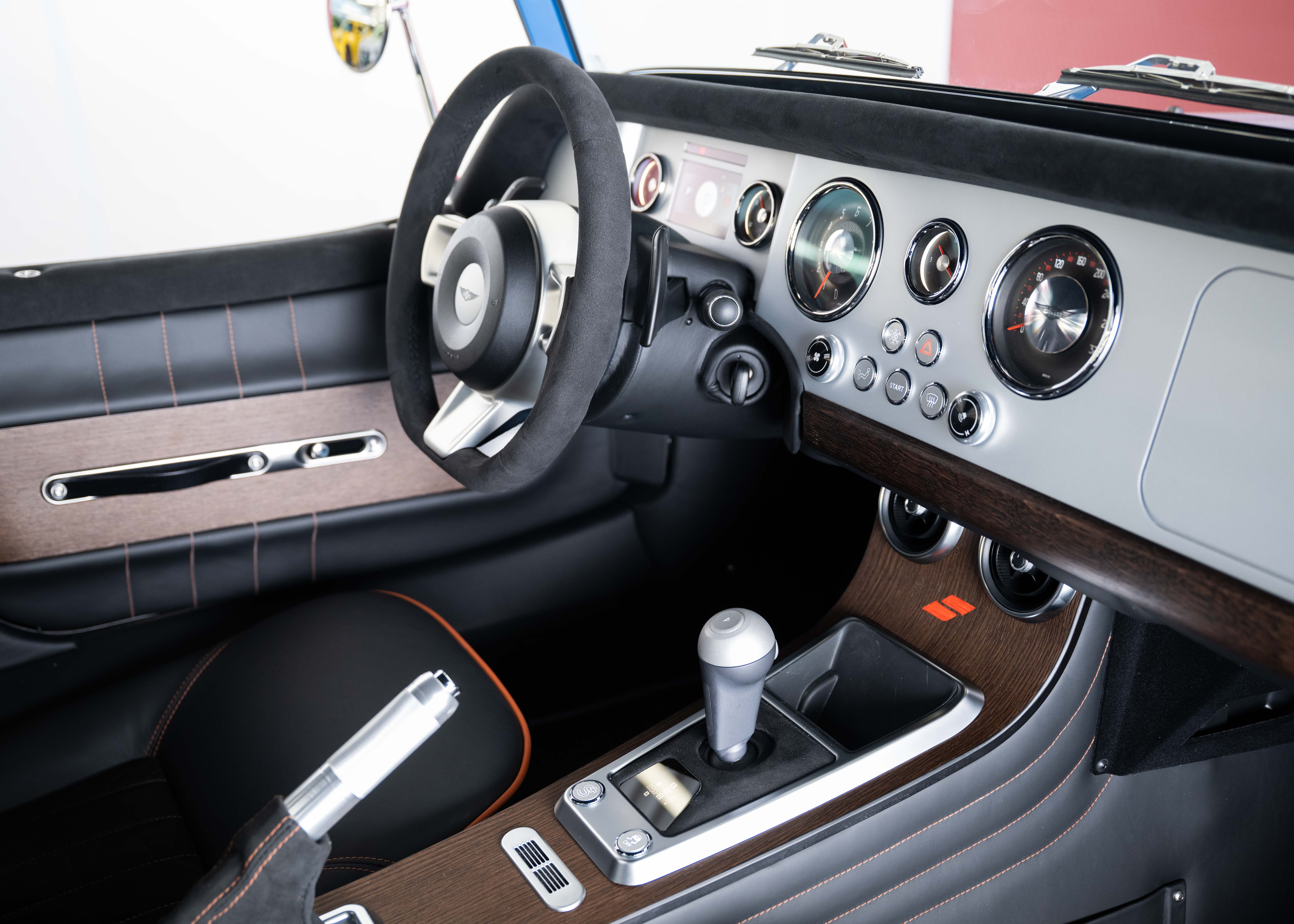 Image MORGAN PLUS-SIX Supersport 400 (New Swiss Executive car, not registered, special paint Yas Marina Blue, 30-month factory warranty)