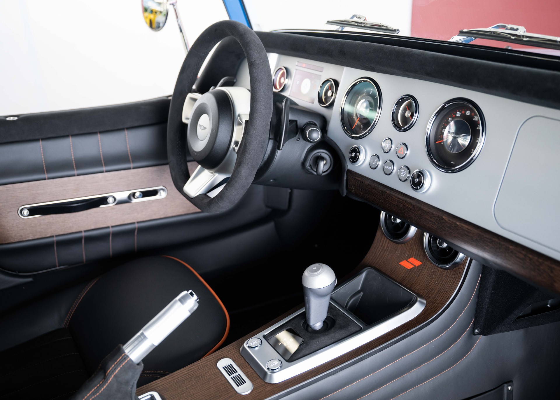 MORGAN Supersport 400 (New Swiss Executive car, not registered, special paint Yas Marina Blue, 30-month factory warranty)-image-19
