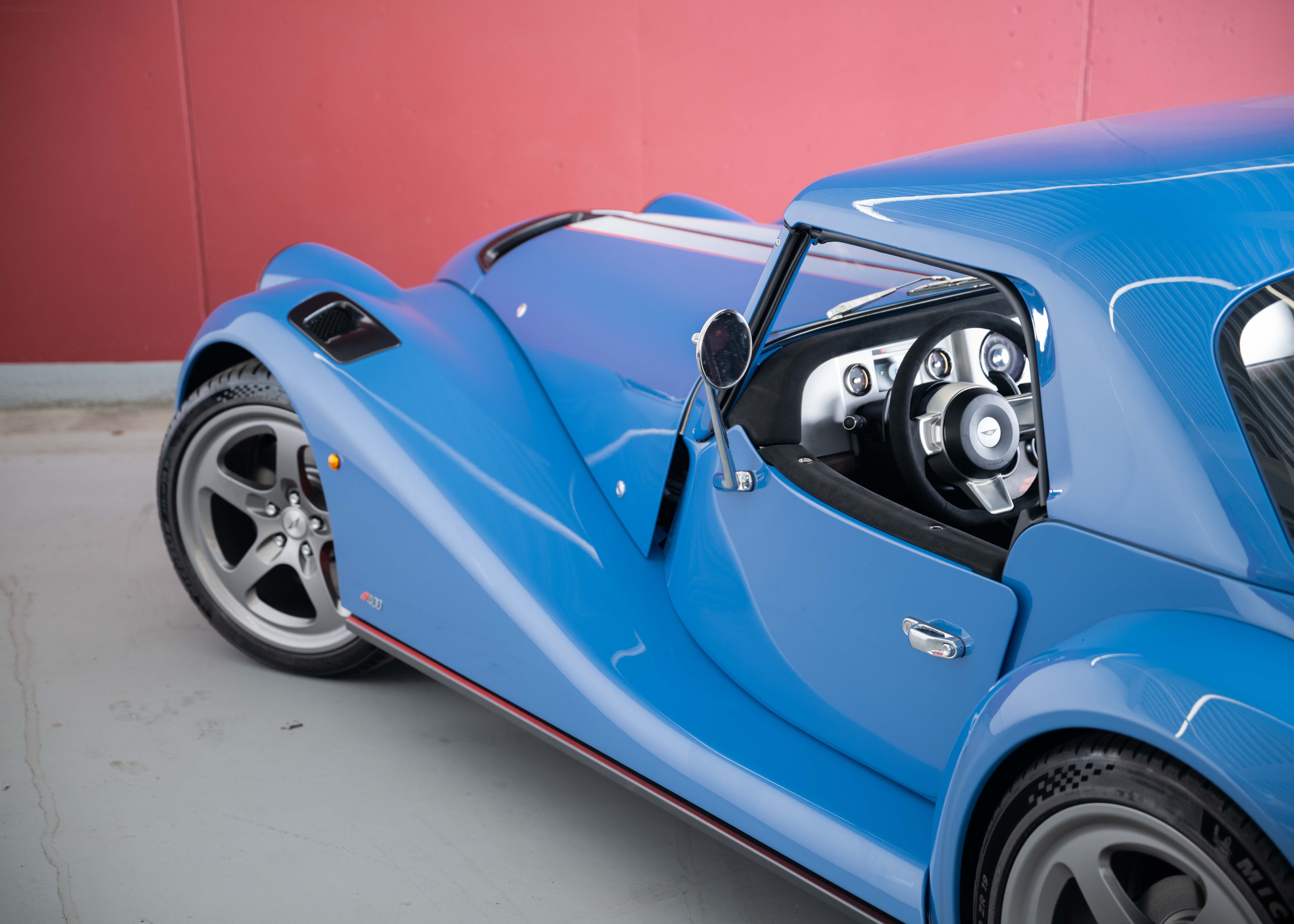 Image MORGAN PLUS-SIX Supersport 400 (New Swiss Executive car, not registered, special paint Yas Marina Blue, 30-month factory warranty)