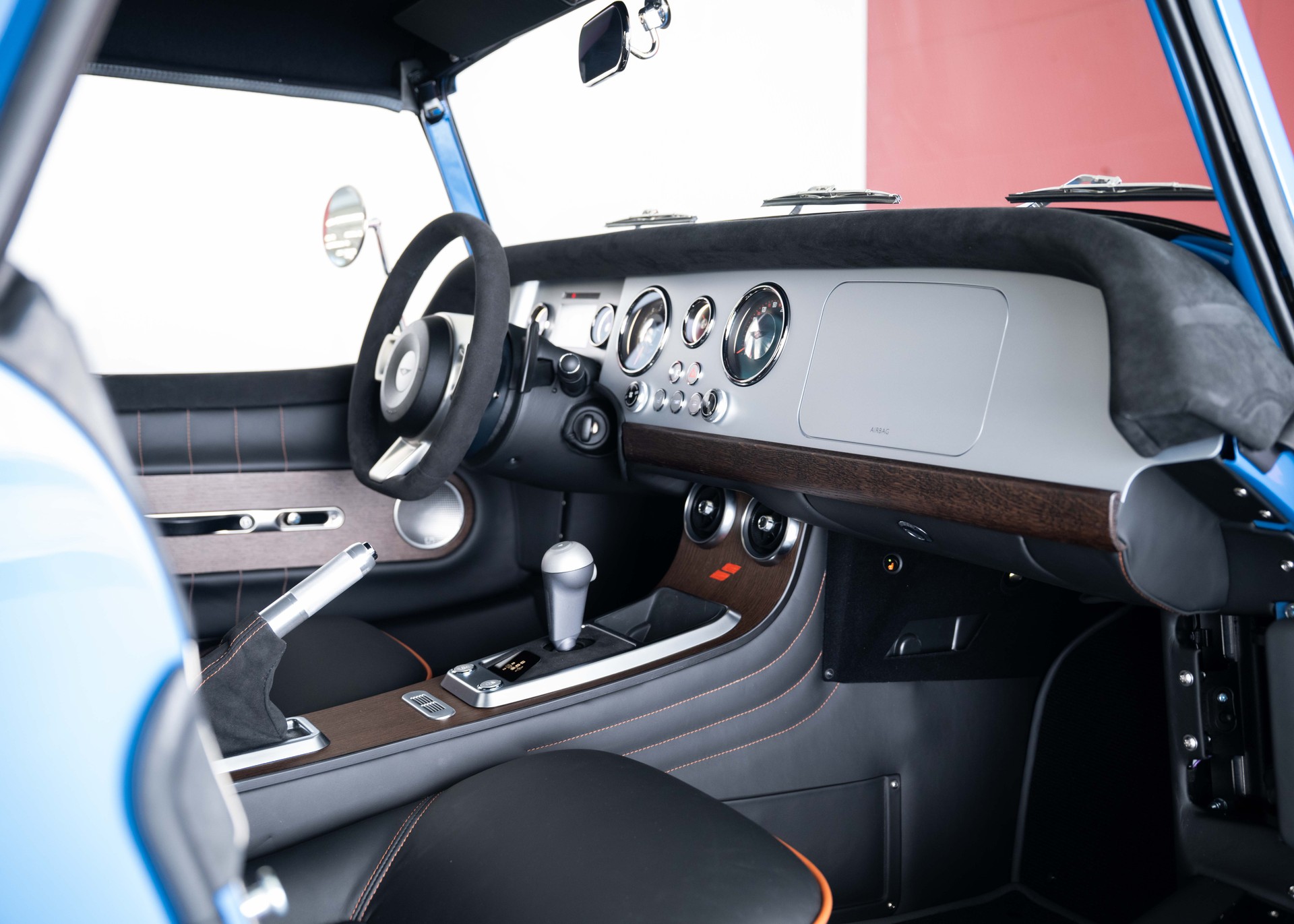 MORGAN Supersport 400 (New Swiss Executive car, not registered, special paint Yas Marina Blue, 30-month factory warranty)-image-18