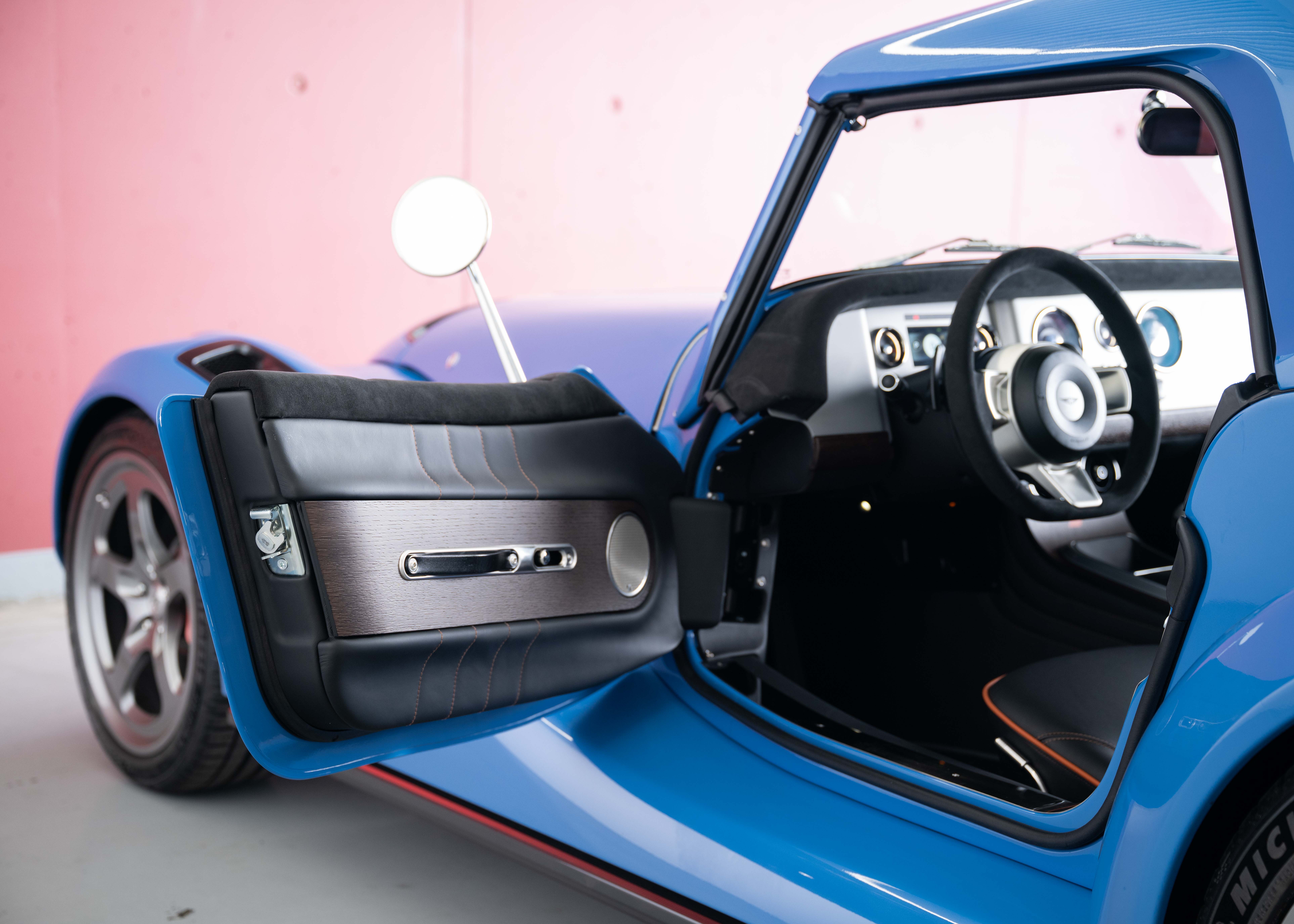 Image MORGAN PLUS-SIX Supersport 400 (New Swiss Executive car, not registered, special paint Yas Marina Blue, 30-month factory warranty)