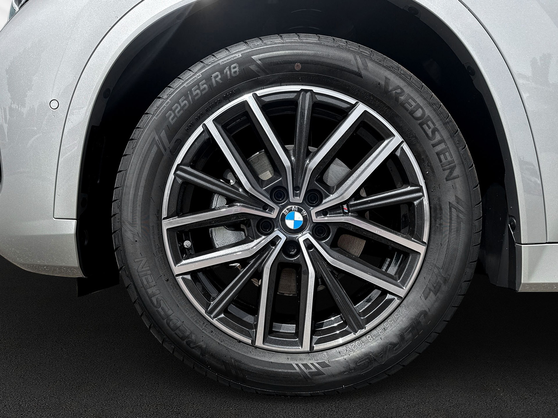 BMW iX1 eDrive 20 M Sport-image-8