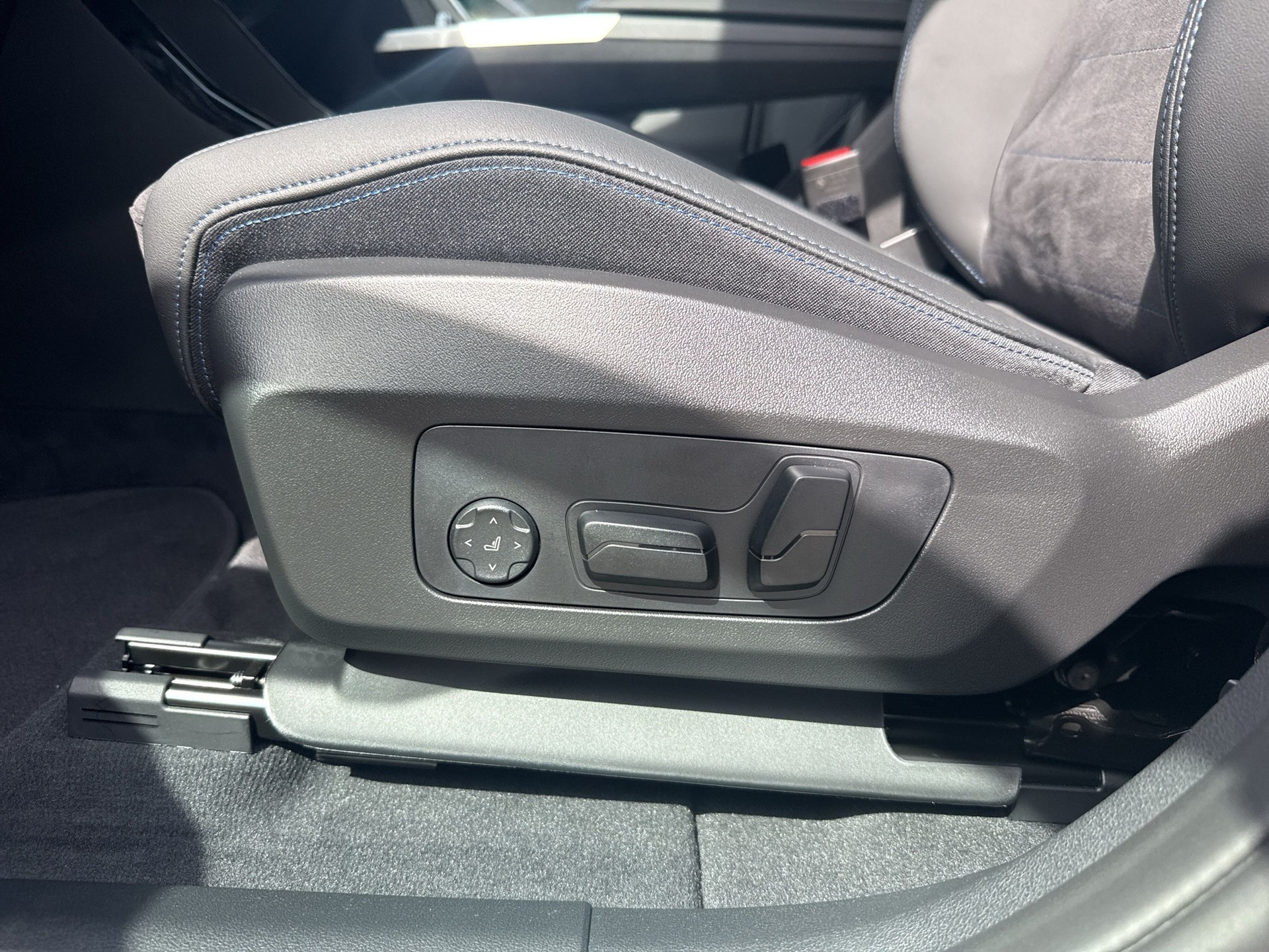 BMW iX1 eDrive 20 M Sport-image-18