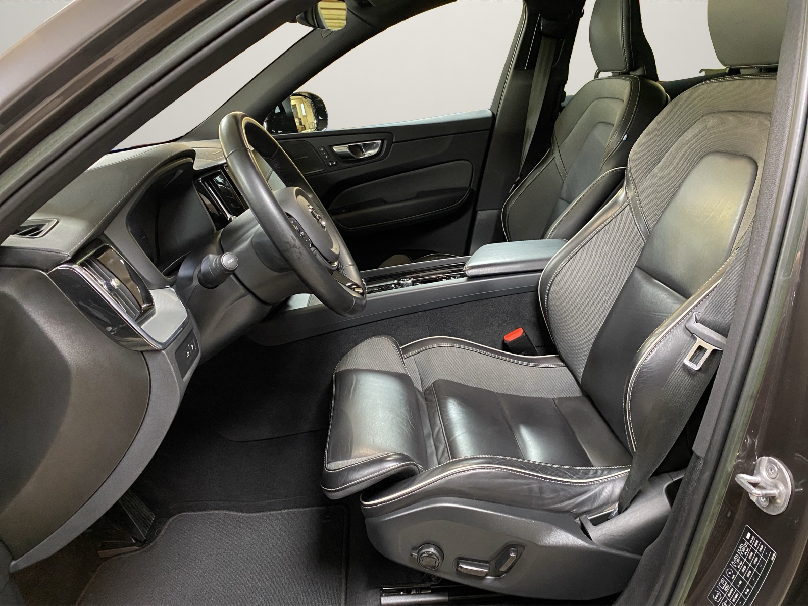 VOLVO XC60 T8 eAWD PluginHybrid Ultimate Dark Geartronic-image-7