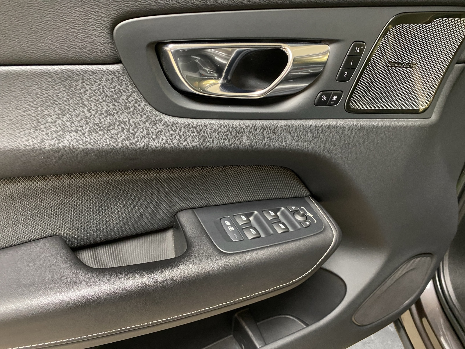 VOLVO XC60 T8 eAWD PluginHybrid Ultimate Dark Geartronic-image-8