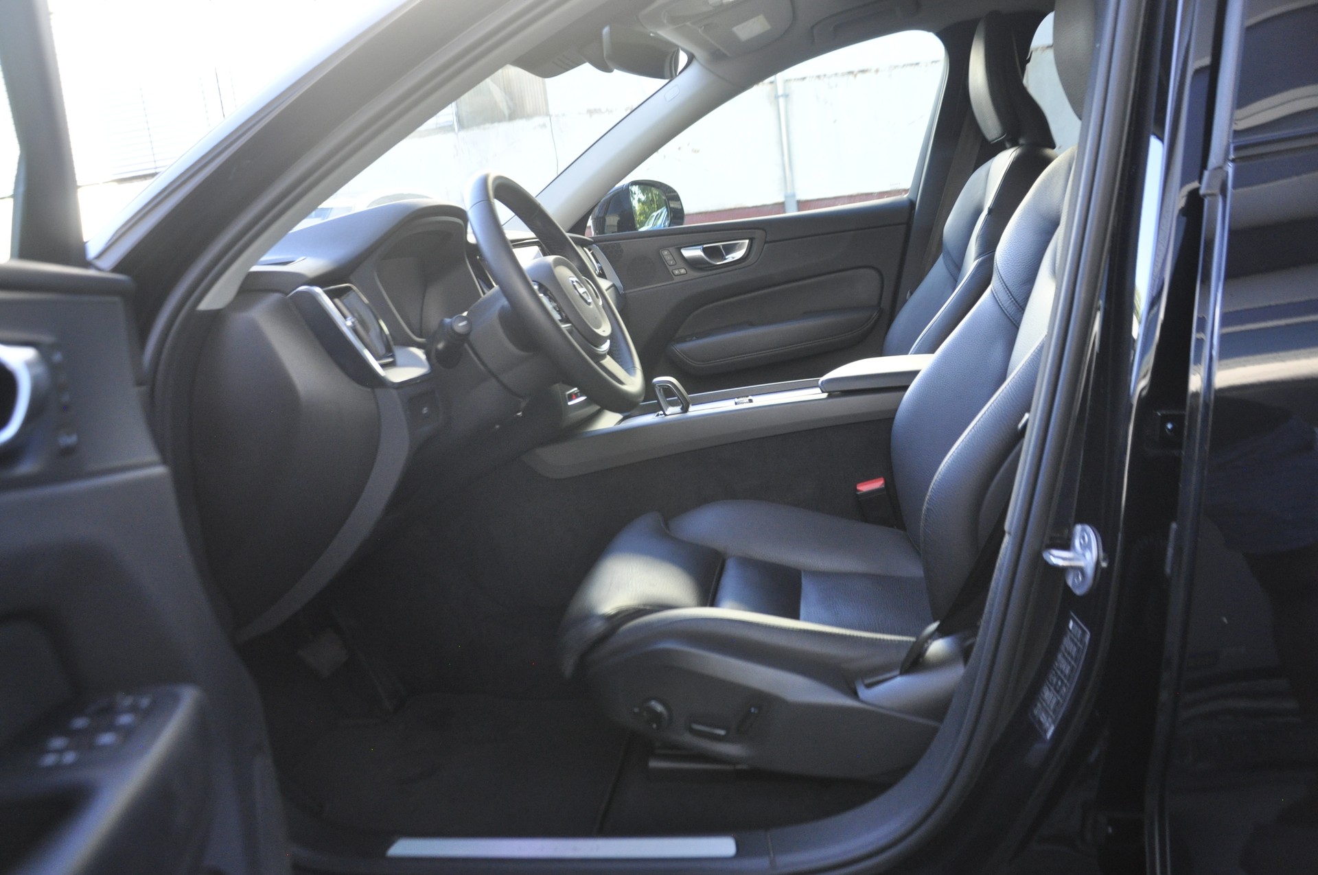 VOLVO XC60 B5 Benzin Mild Hybrid AWD Plus Dark Geartronic-image-4