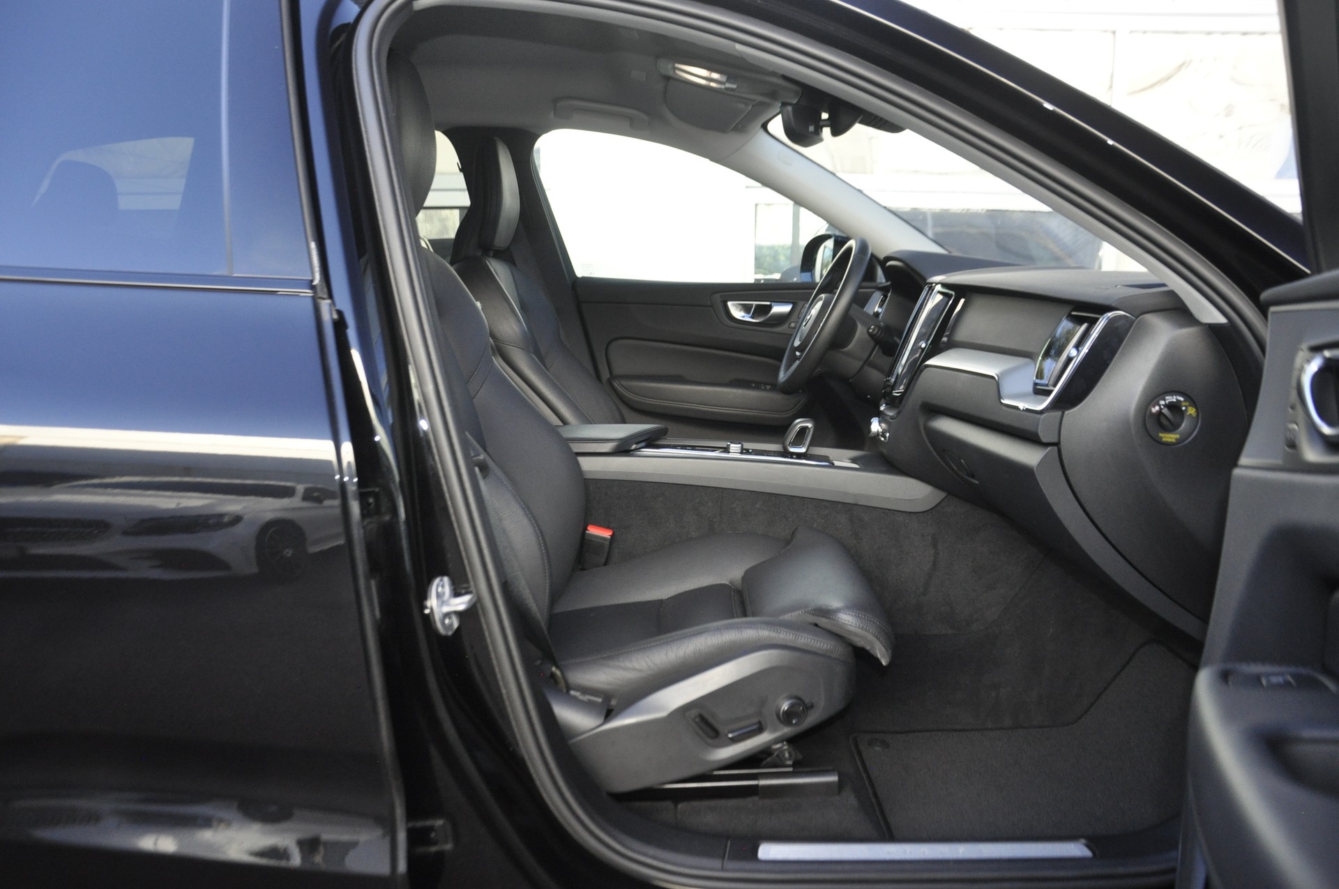 VOLVO XC60 B5 Benzin Mild Hybrid AWD Plus Dark Geartronic-image-7